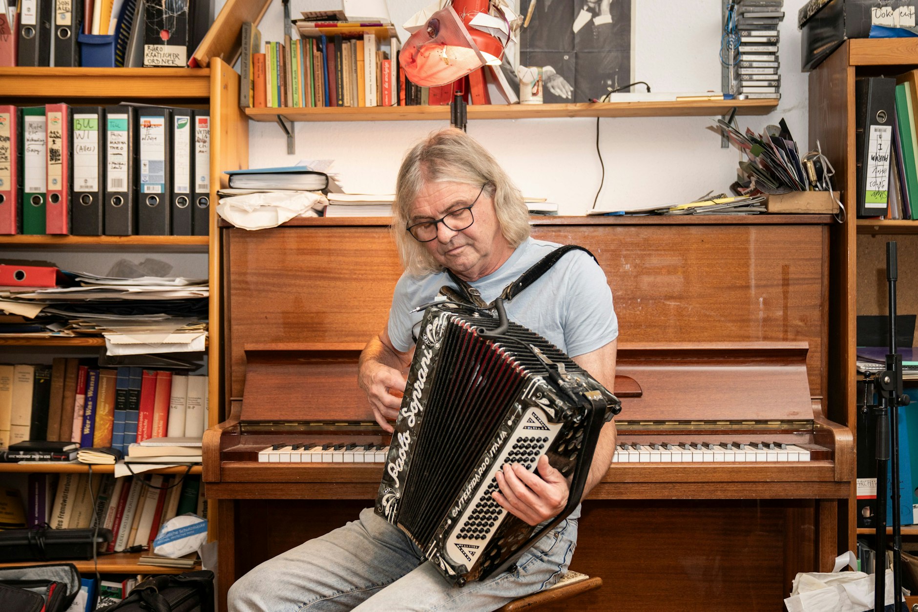 Hans-Eckardt Wenzel vor einem Interview in seiner Wohnung