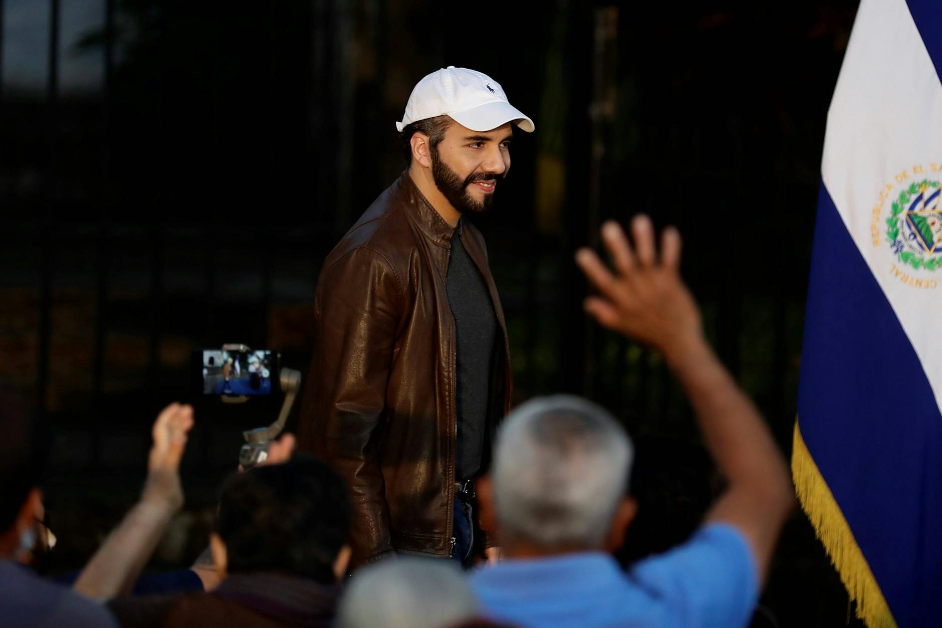 El Salvadors Präsident Nayib Bukele nennt sich selbstironisch den „coolsten Diktator der Welt“.