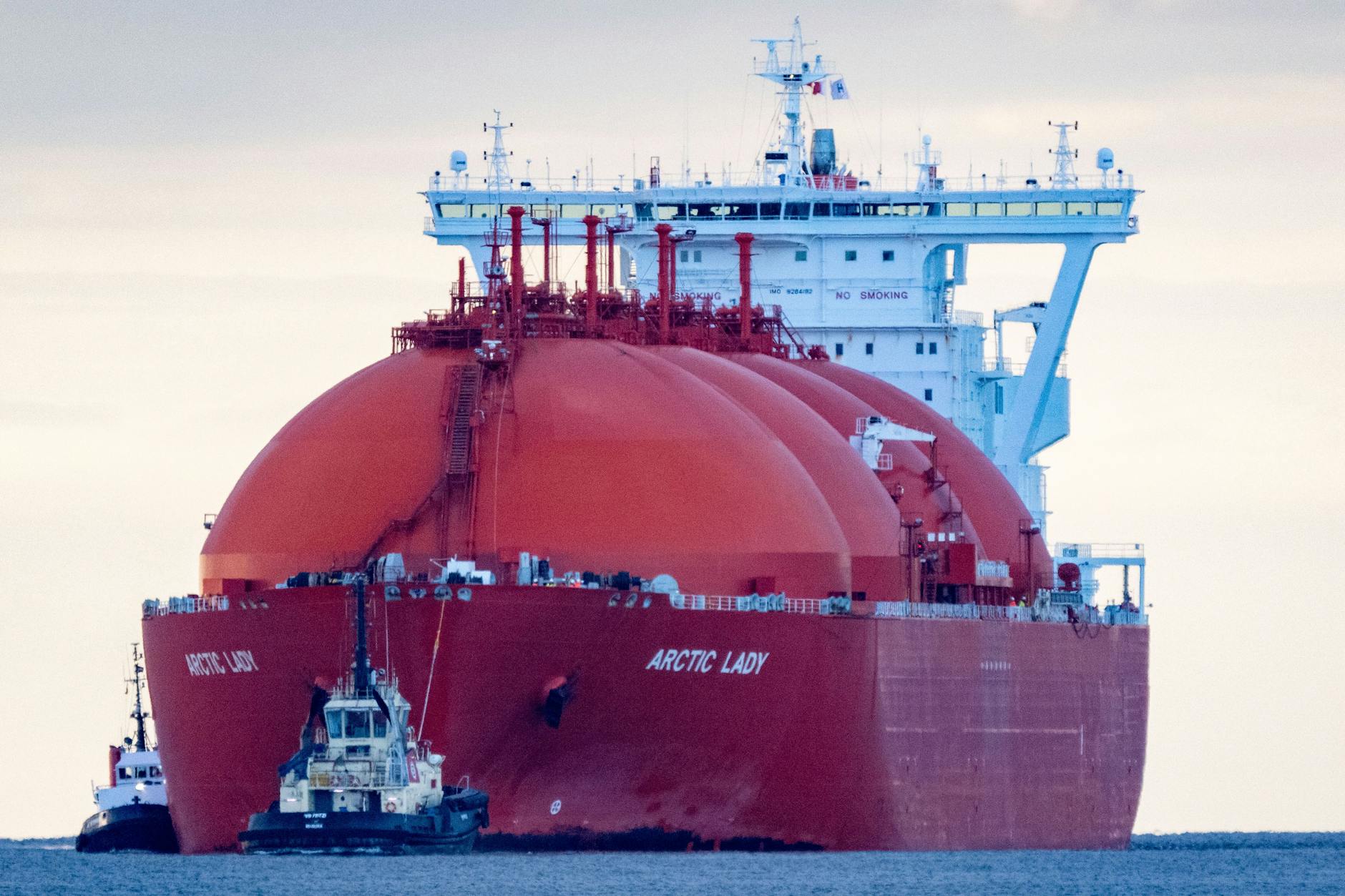 Der LNG-Tanker „Arctic Lady“ bringt eine Ladung LNG zum Energie-Terminal „Deutsche Ostsee“. Auf der Insel Rügen kann Flüssigerdgas über Umwege ins Netz eingespeist werden.