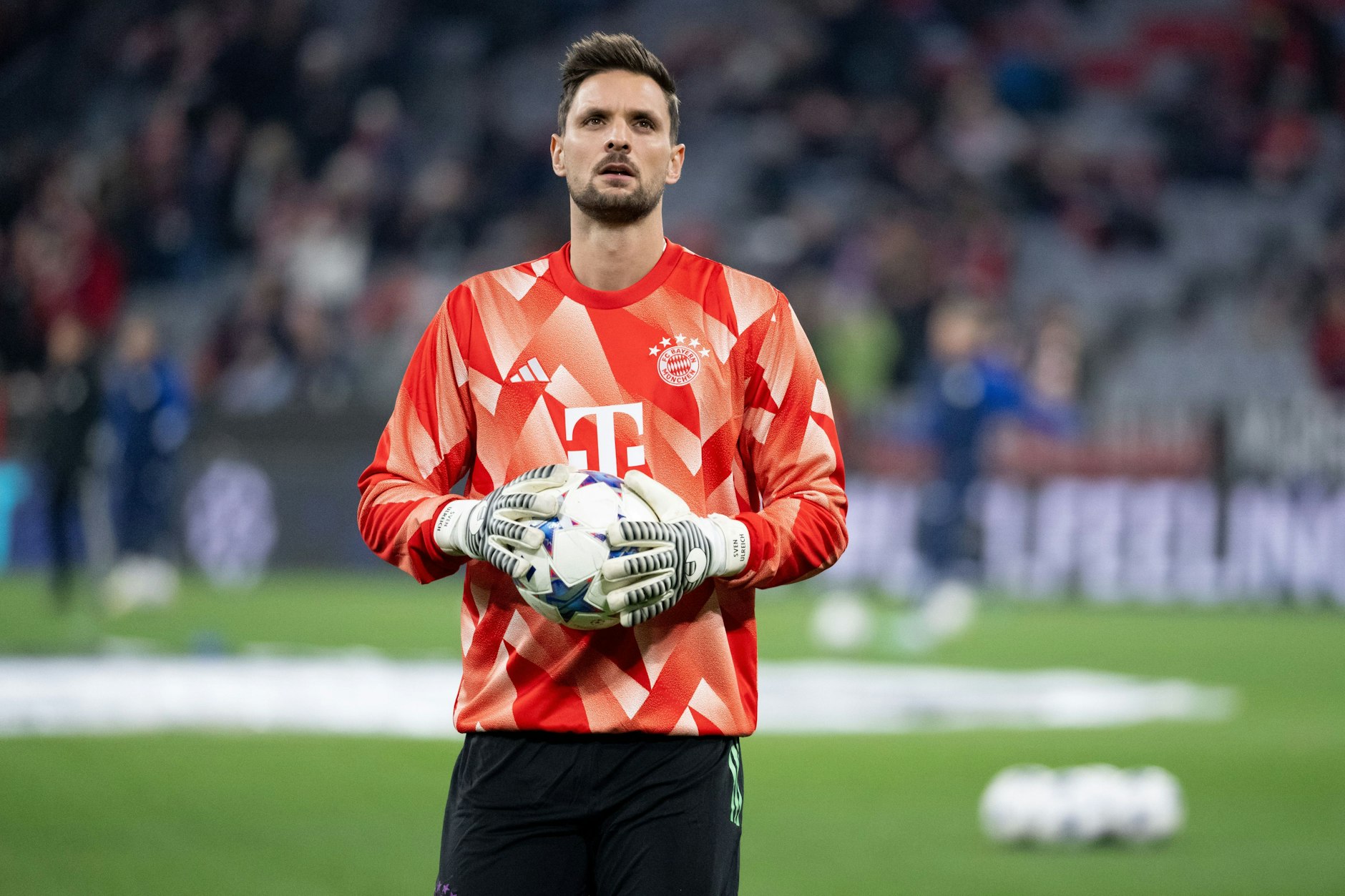 Sven Ulreich ist Torwart bei Bayern München. In den letzten Monaten fiel er öfter aus. Jetzt weiß man warum: Sein kleiner Sohn war schwerkrank, ist jetzt gestorben.