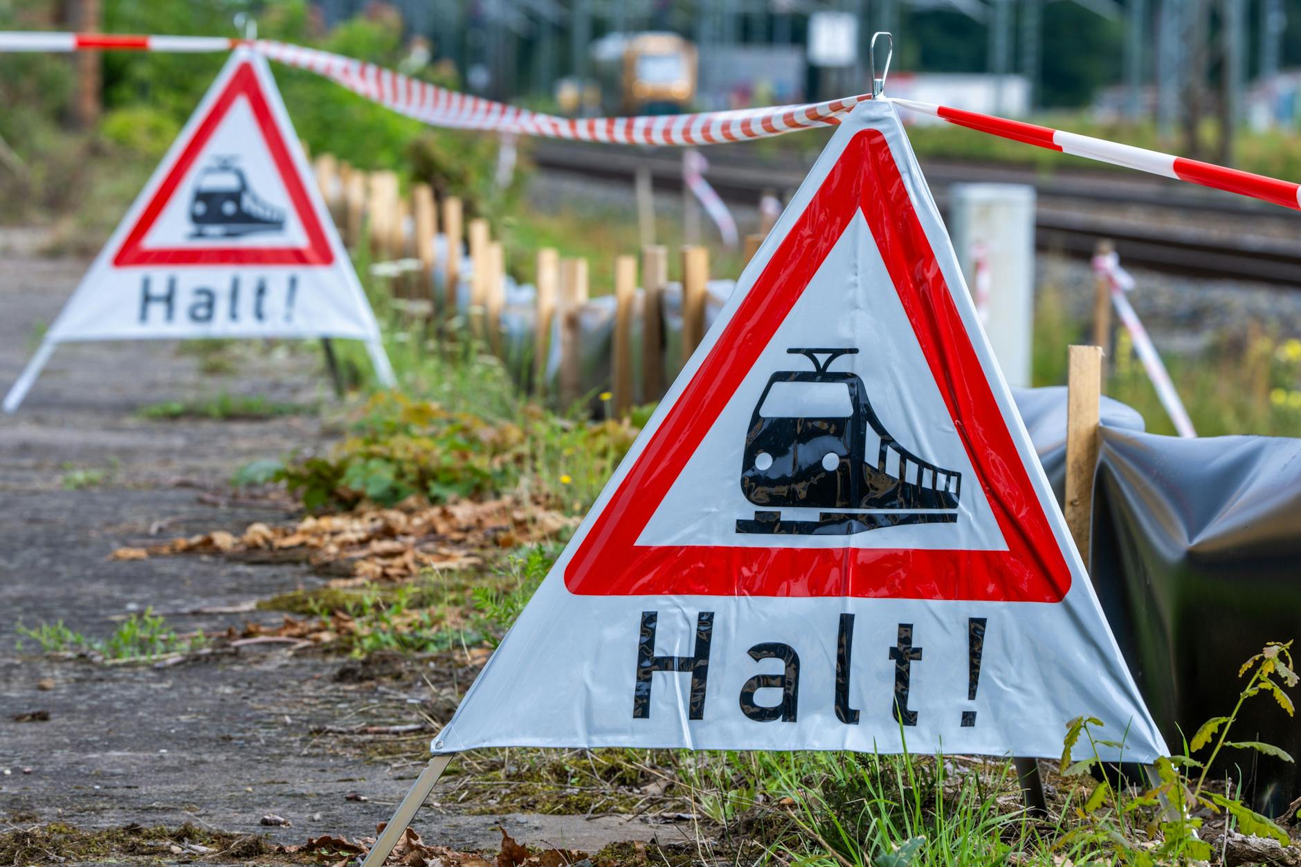 Halt, kein Zugverkehr mehr möglich. Warnschilder am Rand des Festakts in Ludwigslust erinnern daran: Bis April 2026 ist auf der Hamburger Bahn kein Verkehr mehr möglich.
