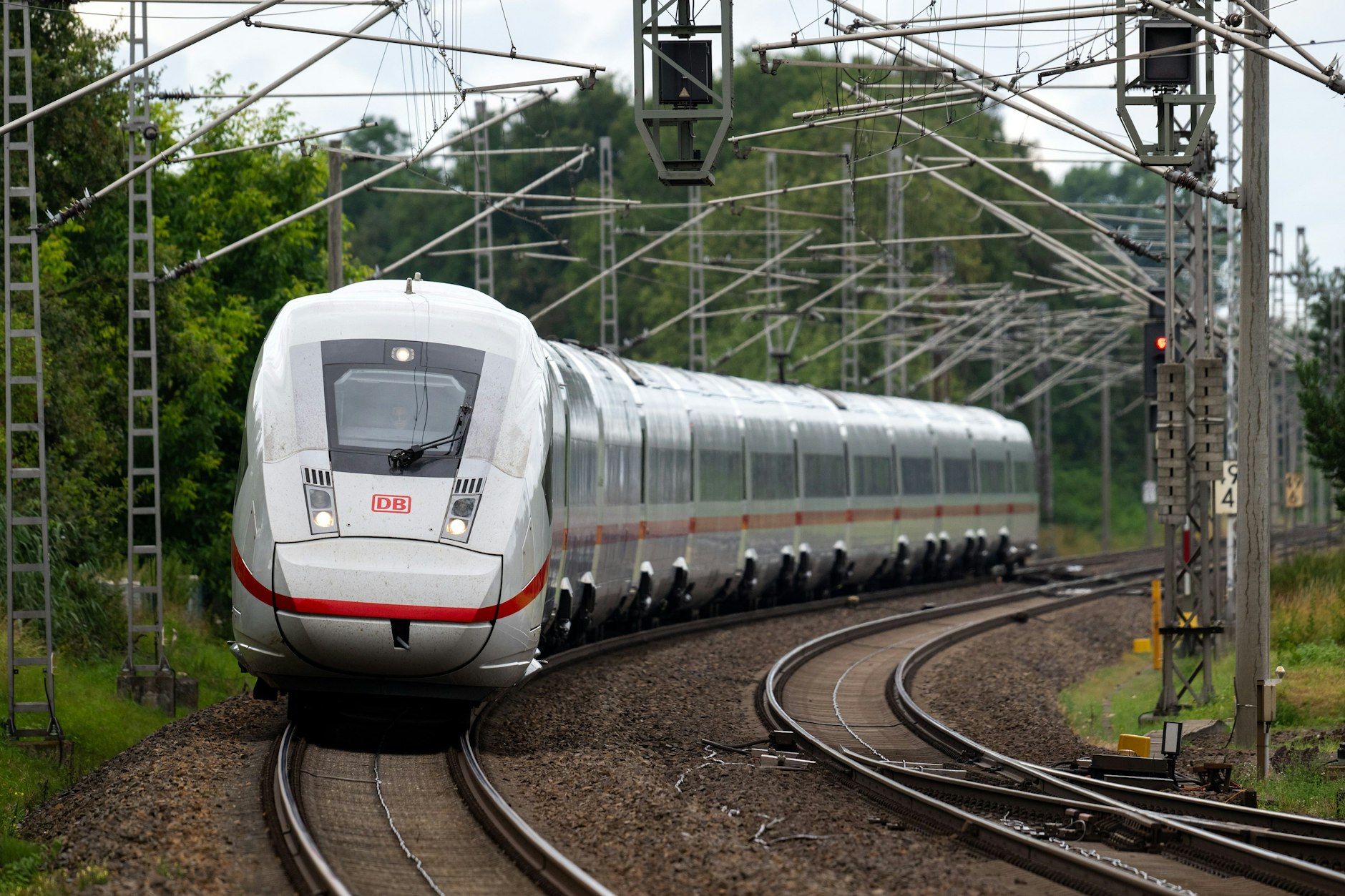 Ein ICE auf der Schnellfahrstrecke von Berlin nach Hamburg: Neun Monate kommen Fahrgäste auf diese nur 90 Minuten schnelle Verbindung verzichten.