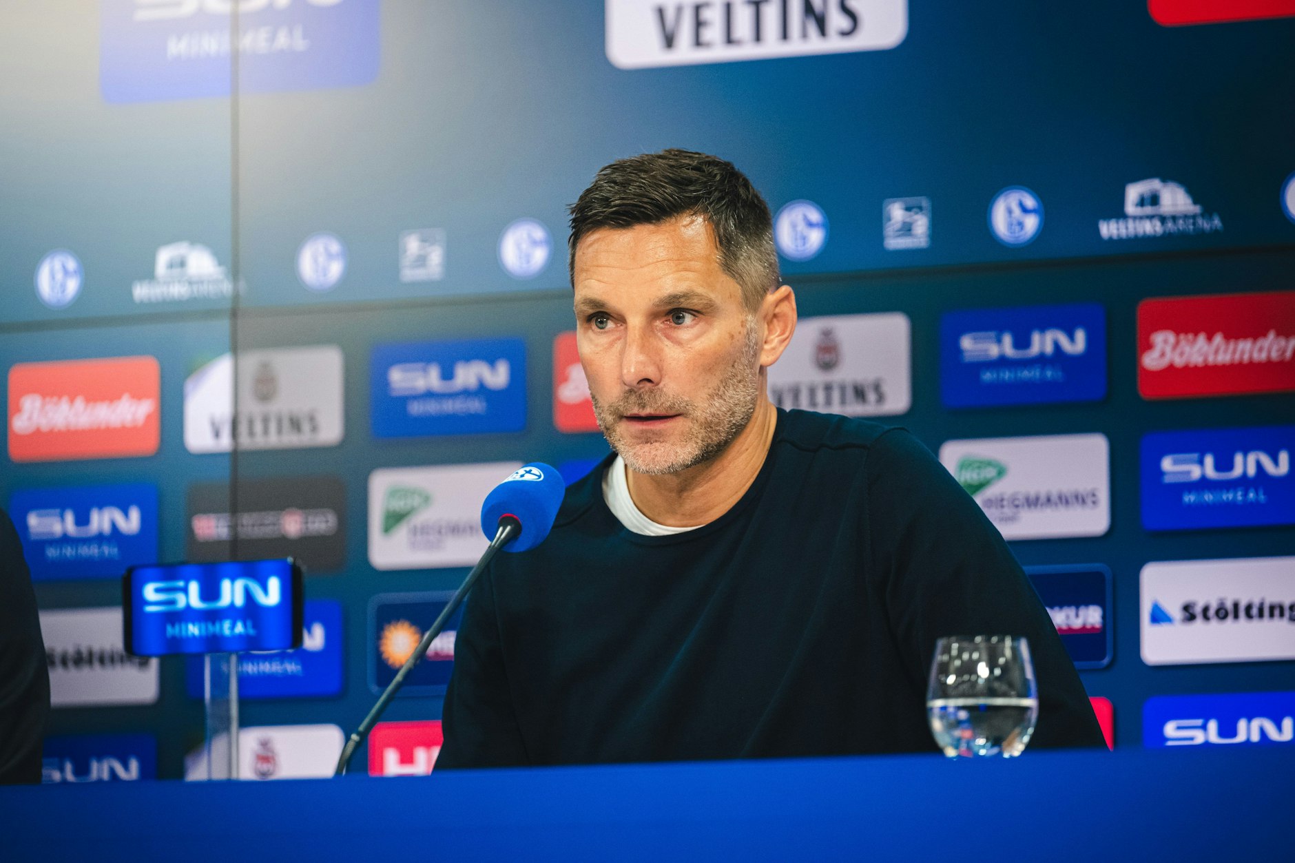 Hertha-Trainer Stefan Leitl war nach der 1:2-Auftaktpleite auf Schalke angefressen.