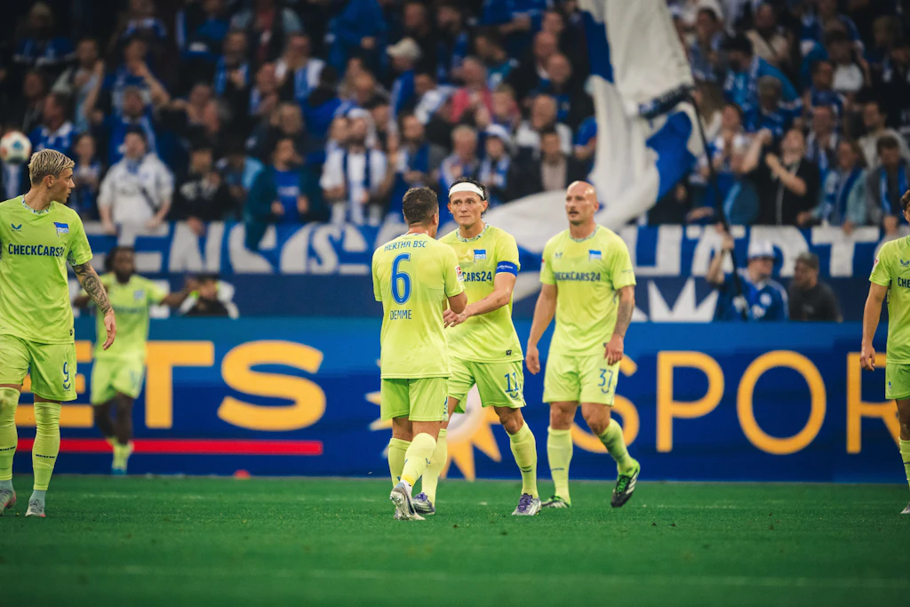 Saisonstart verpatzt! Hertha macht sich auf Schalke ins gelbe Hemd