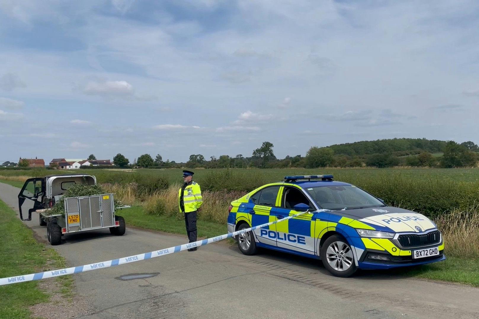 Polizisten sichern eine Straße in der Ortschaft Stathern, Leicestershire. Hier soll ein 76-jähriger Mann in einem Ferienlager Gift verabreicht haben, woraufhin acht Kinder ins Krankenhaus kamen.