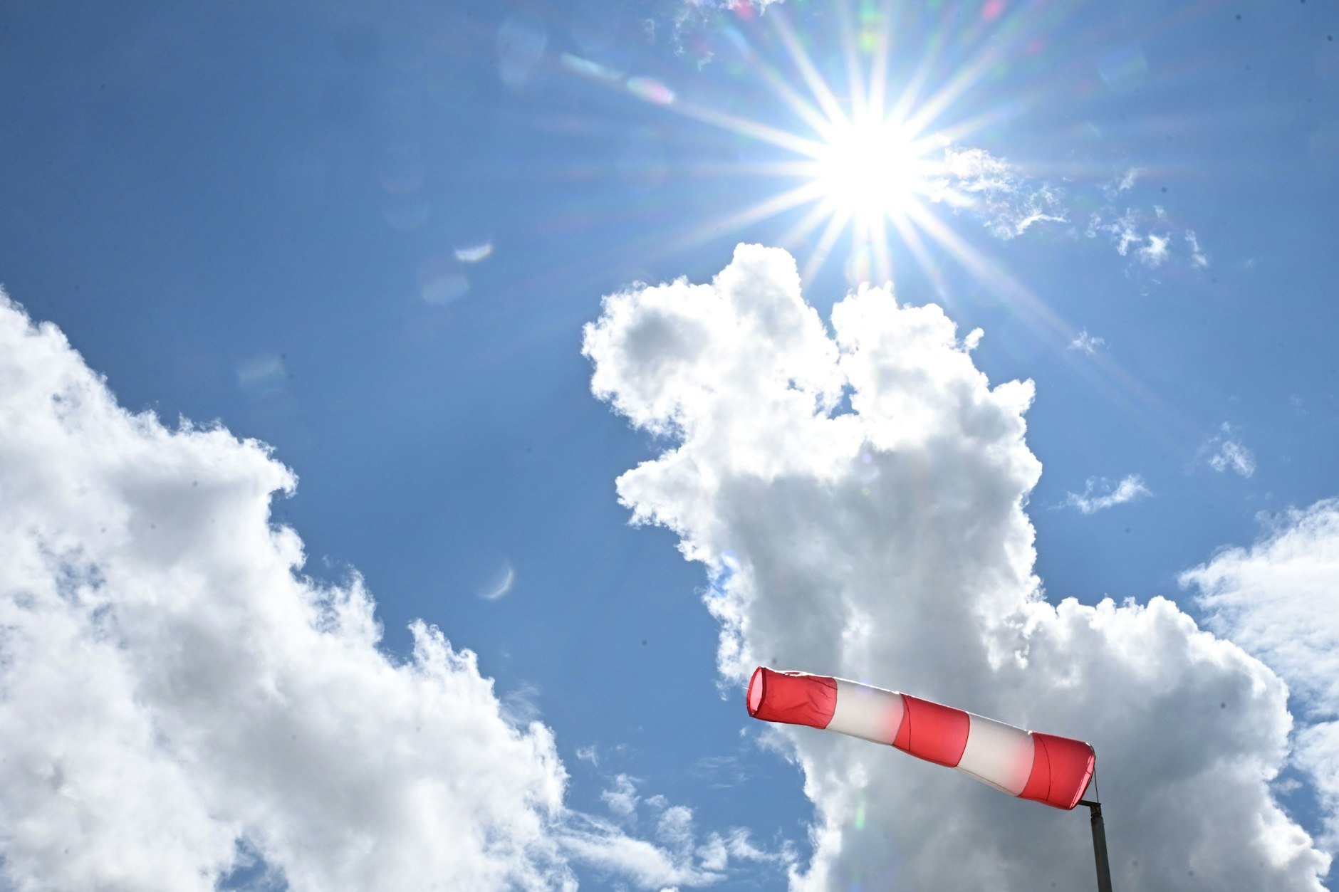 Baluer Himmel und Sonne satt – bald ist es in Deutschland wieder soweit.