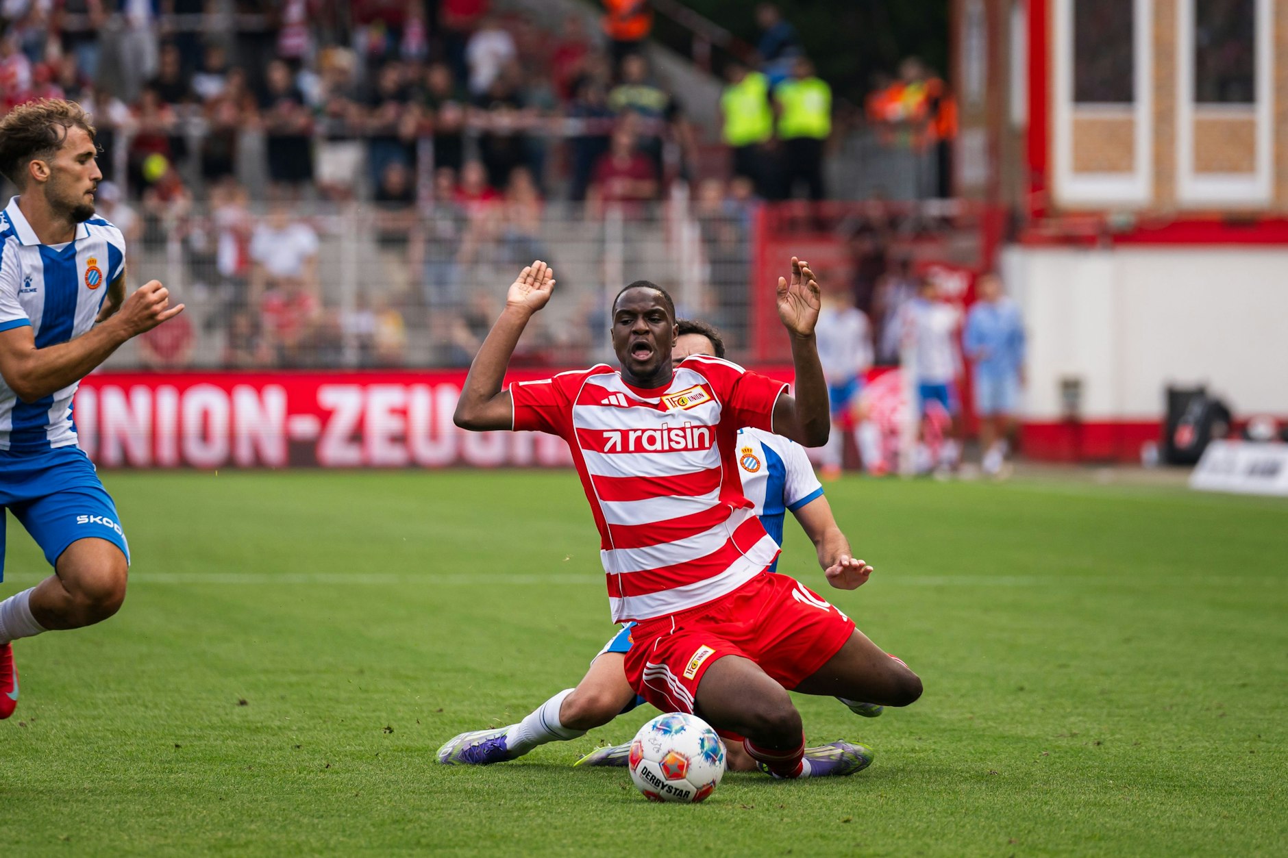 Ilyas Ansah (Vordergrund) hatte im Testspiel des 1. FC Union Berlin gegen Espanyol Barcelona einen schweren Stand.