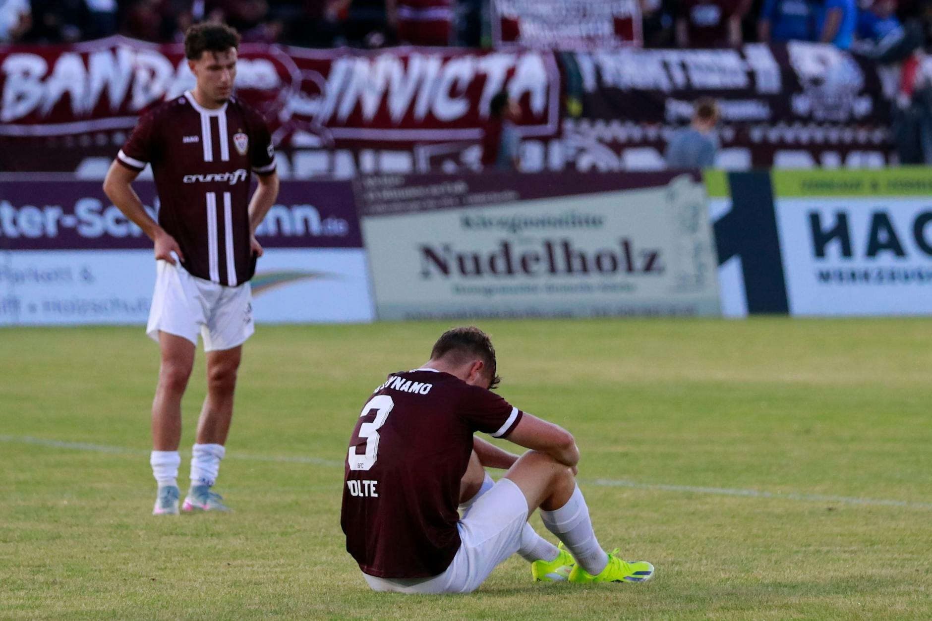 Der K.o. des BFC Dynamo in letzter Sekunde gegen Rot-Weiß Erfurt haute nicht nur Moritz Polte (M.) und Can Karatas um.