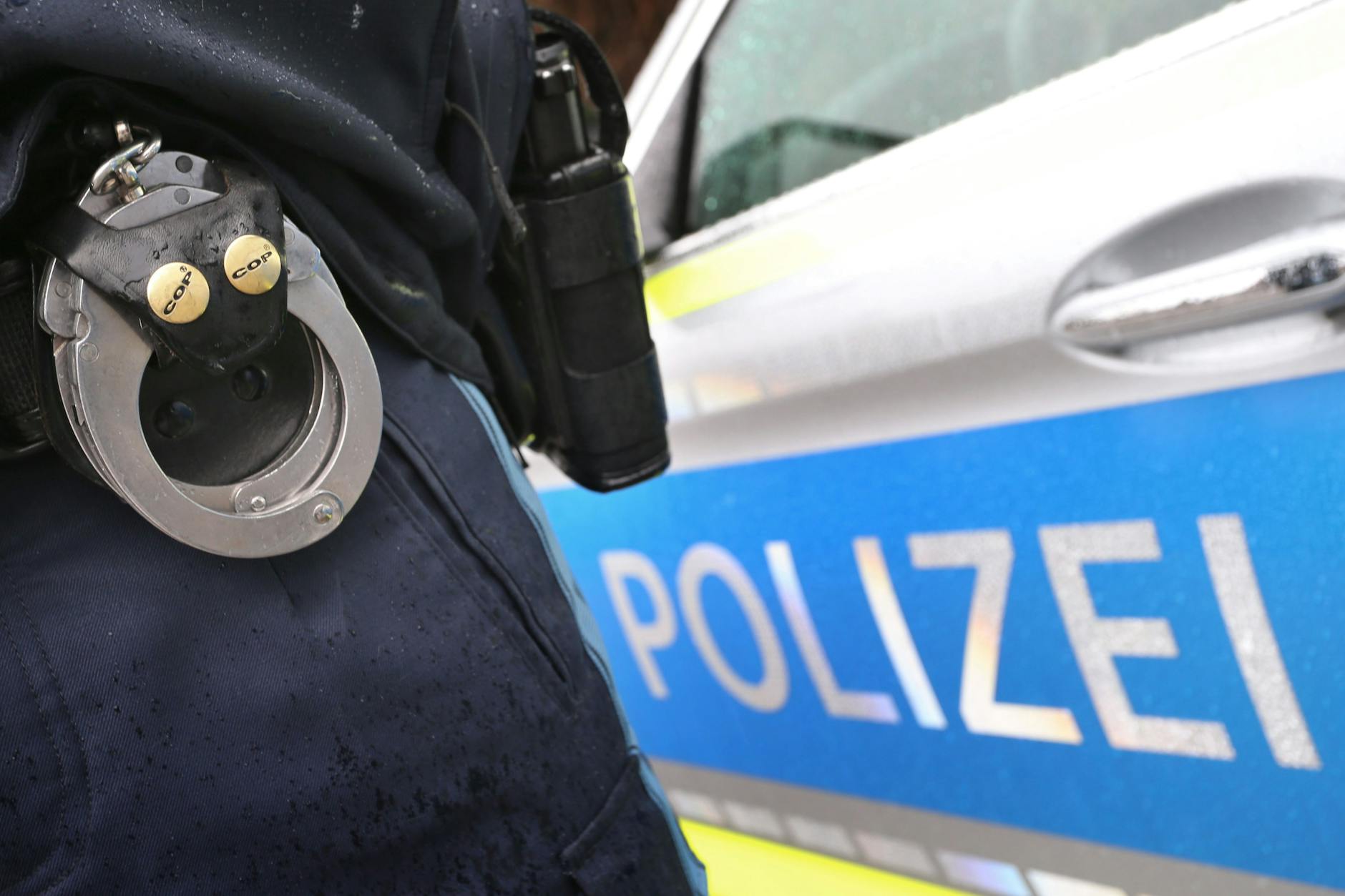 Ein Polizist mit Handschellen.
