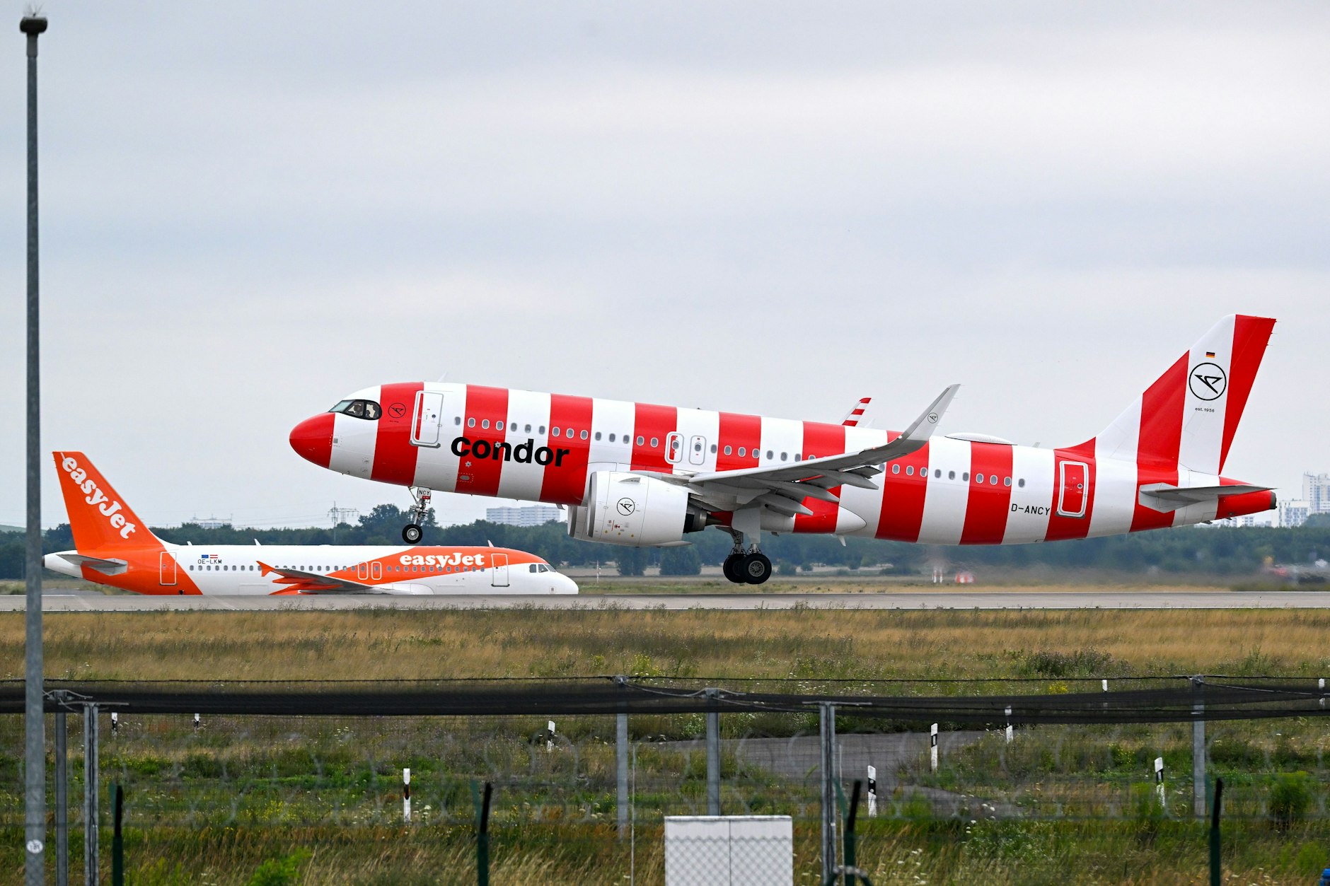 Verbraucherschützer kritisieren die Handgepäck-Gebühren von Airlines und haben nun Klage eingereicht.