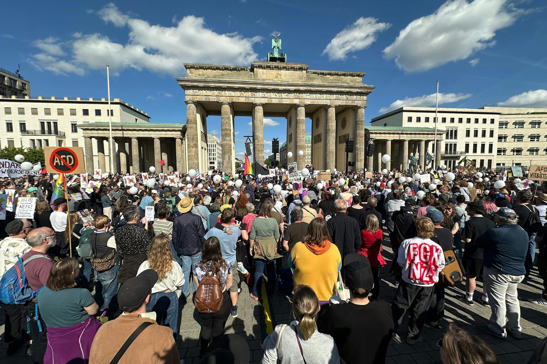 Das Brandenburger Tor wird am Demo-Samstag dauerbelagert.