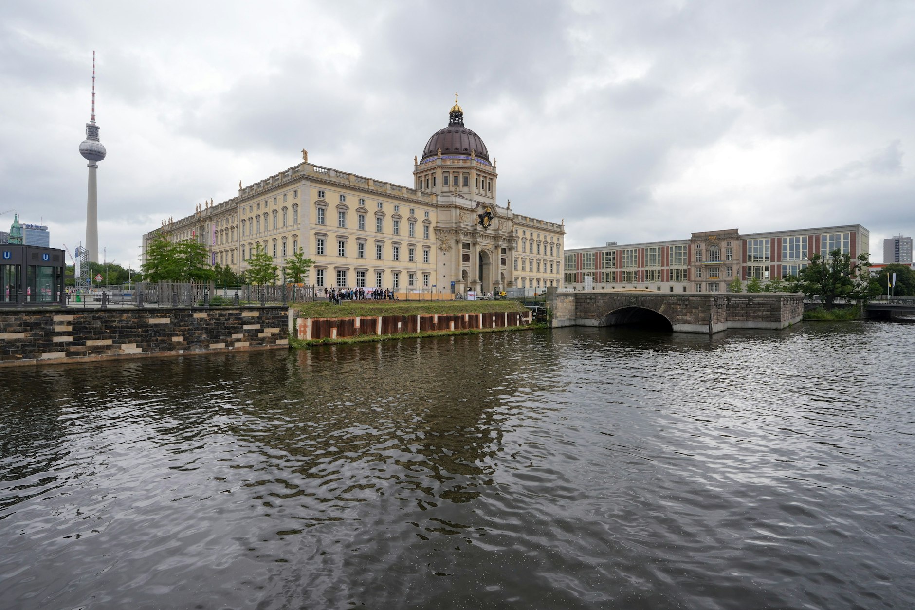 Das Berliner Humboldtforum sieht mit den vielen grauen Wolken aus als wäre November. Nur das Grün der Bäume deutet darauf hin, dass Sommer ist.