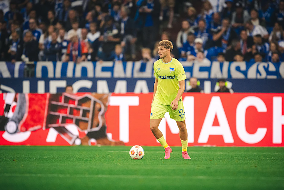 Hertha-Verteidiger Marton Dardai konnte beim 1:2 auf Schalke wegen Schmerzen im Oberschenkel nur eine Halbzeit spielen.