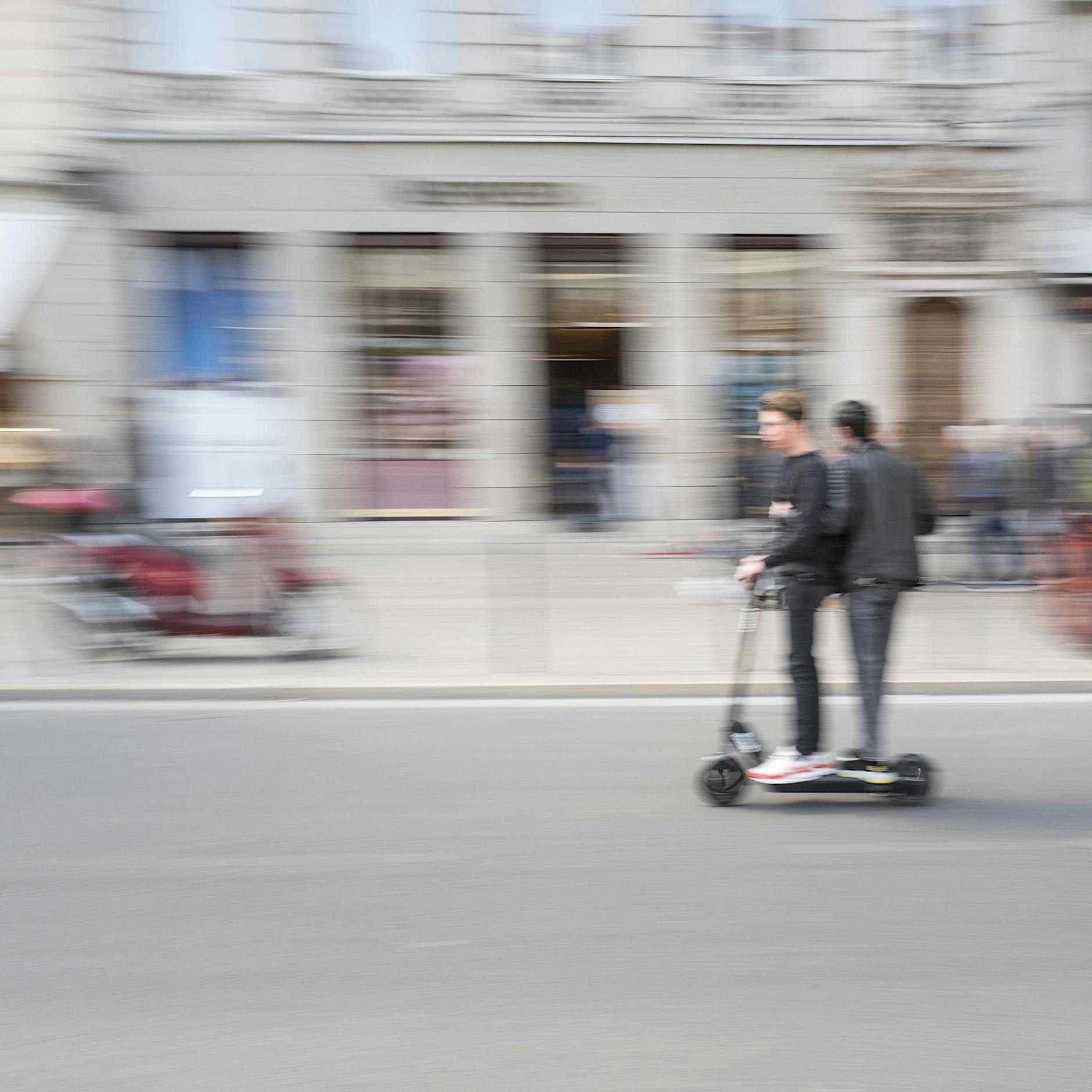 Schwerer Unfall in Prenzlauer Berg: E-Scooter-Fahrer in Lebensgefahr