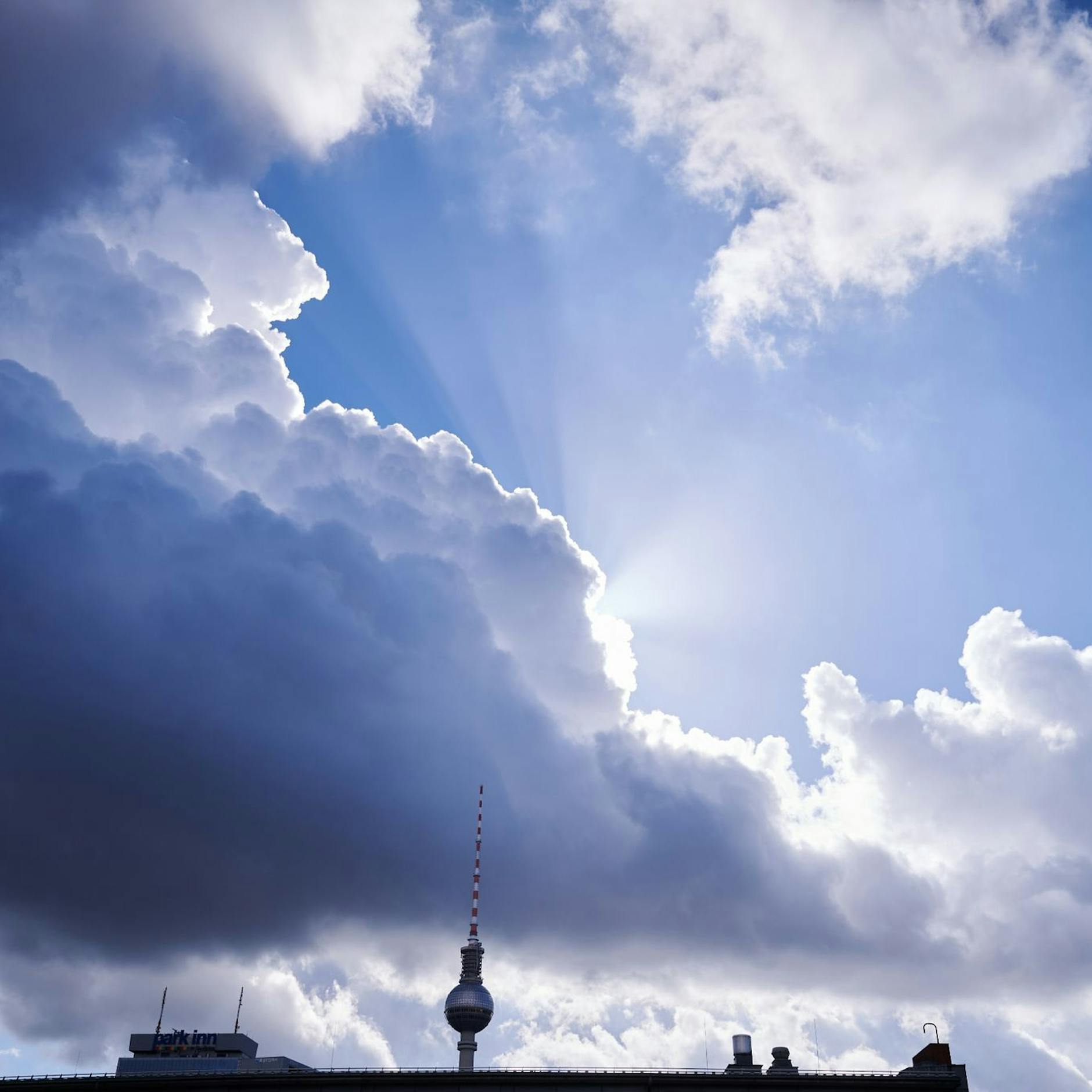 Image - Wolken, Schauer und dann Sonne: So wird das Wetter kommende Woche in Berlin