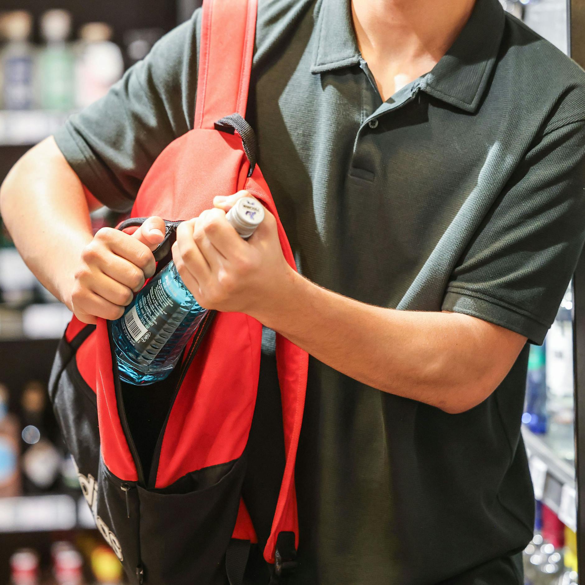 Immer mehr Ladendiebstähle: Banden klauen Kaffee, Sneakers, Elektronik!