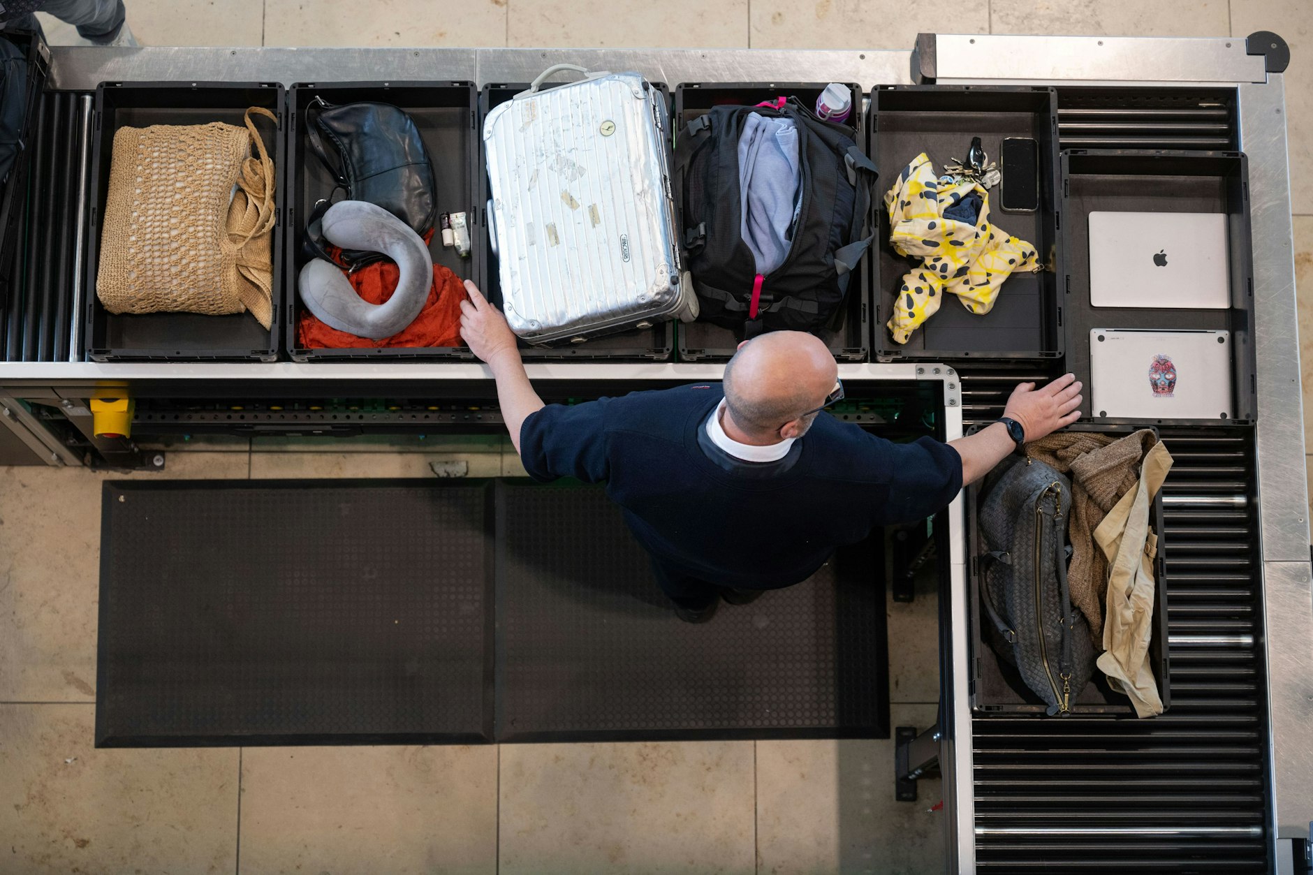 Eine Handgepäck-Kontrolle am Berliner Flughafen BER: Viele Fluglinien kassieren für die Gepäckstücke hohe Gebühren.
