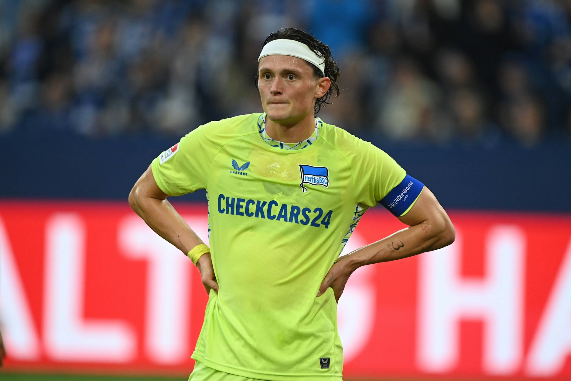 Hertha-Kapitän Fabian Reese stand beim 1:2 auf Schalke oft ratlos auf dem Platz. Der Stürmer bekam fast keine Bälle.