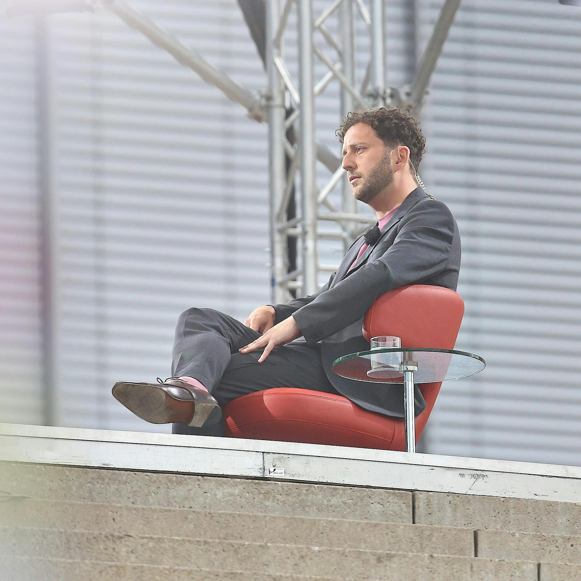 Plötzlich wird der Grünen-Chef im Sommerinterview gefragt: „Haben Sie auch ein Problem mit dem Vaterland?“