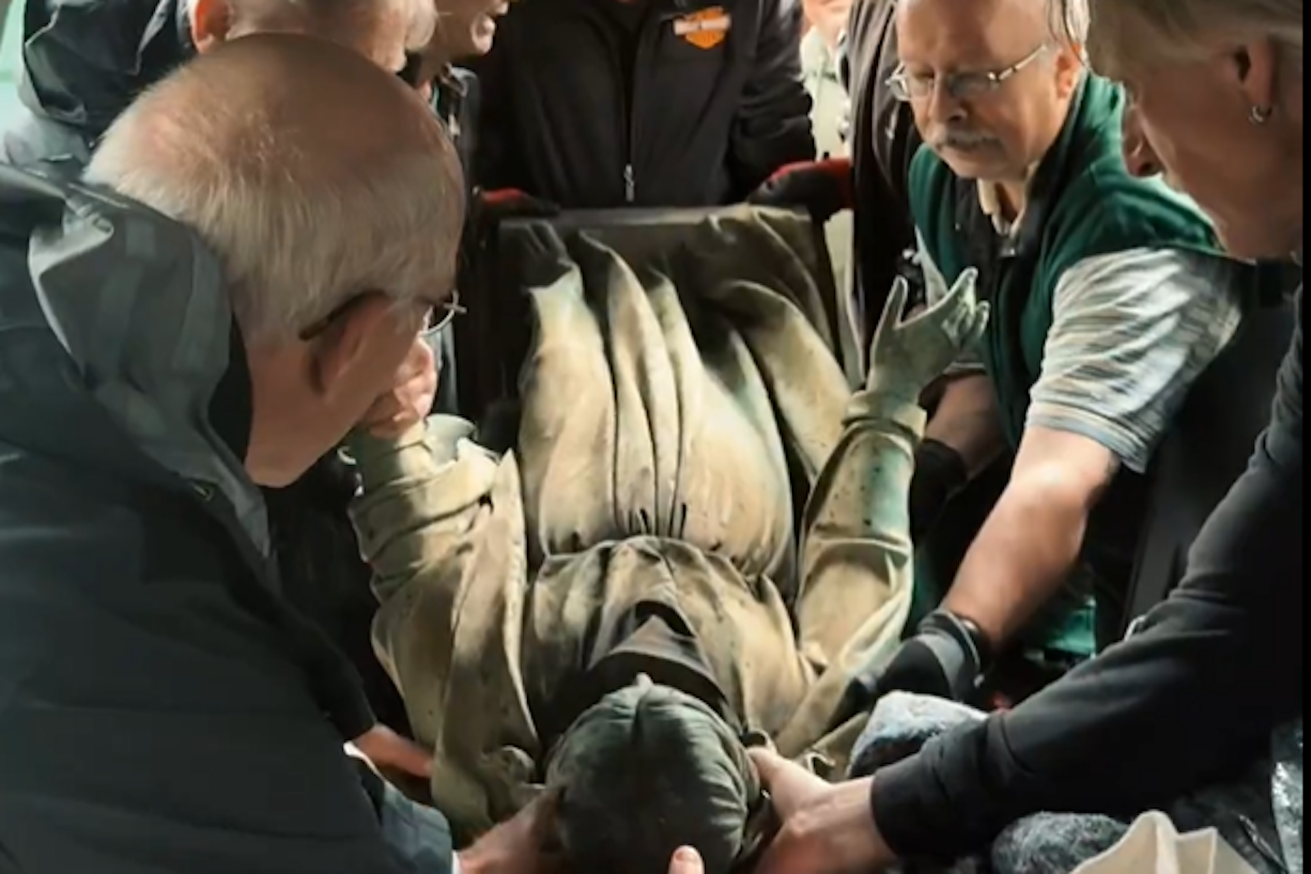 Zurück auf dem Kinderfriedhof: Eine der gestohlenen Jesus-Figuren wird aus dem Polizeitransporter geladen.