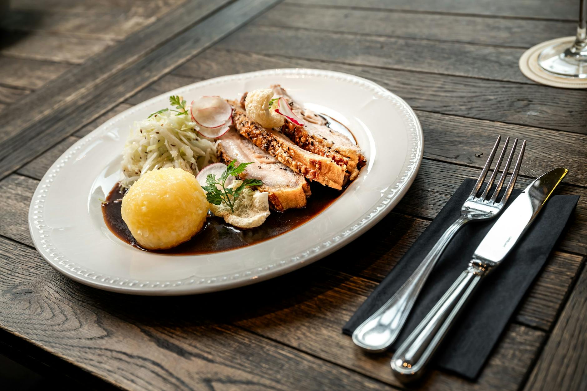 Ein Rezept für Hausmannskost: zart geschmorter Schweinebauch mit einer goldbraunen, knusprigen Kruste.