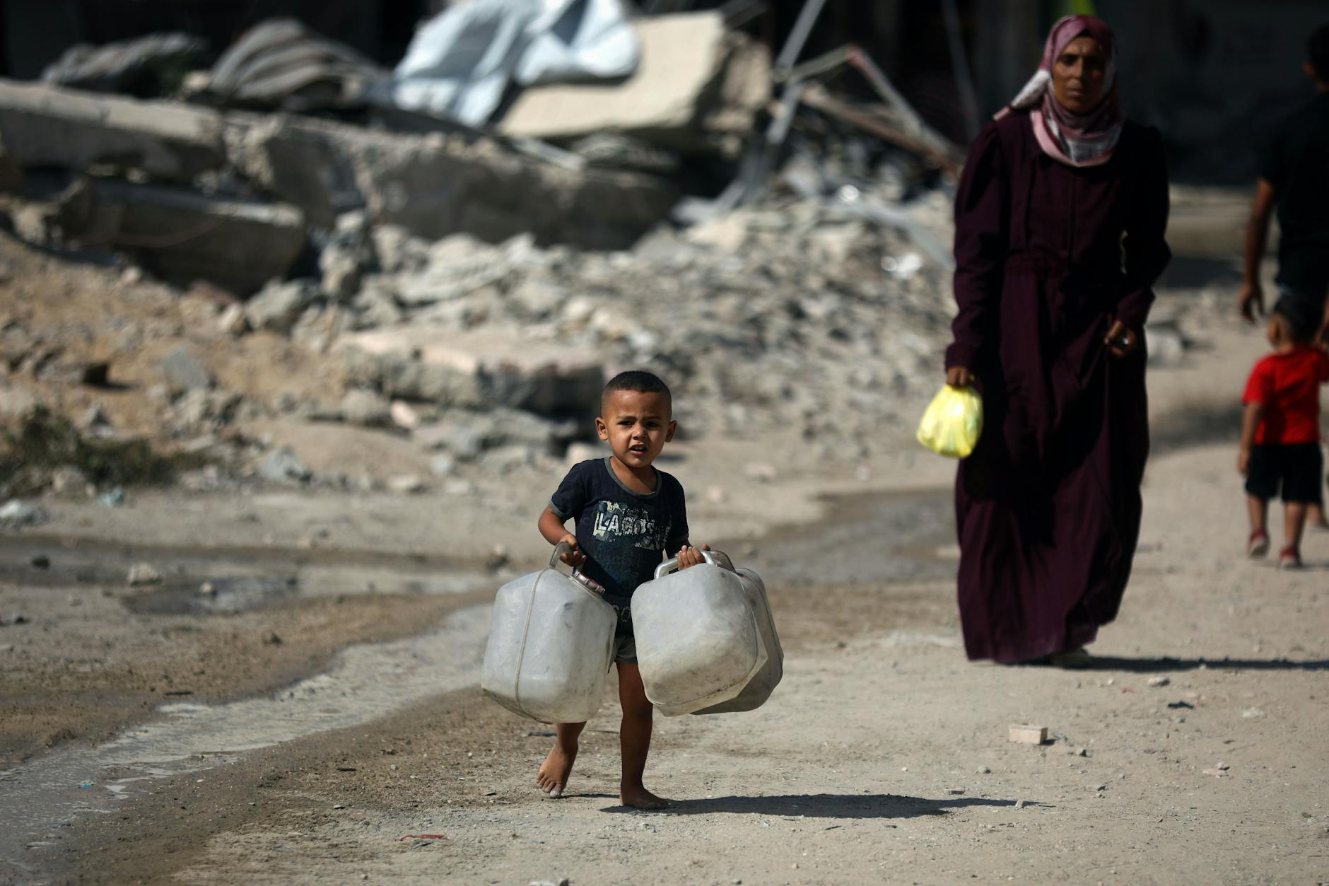 Palästinenser versuchen, ihren täglichen Wasserbedarf zu decken, indem sie Kanister aus Wassertankwagen füllen, die in das Gebiet in Gaza-Stadt gebracht wurden.