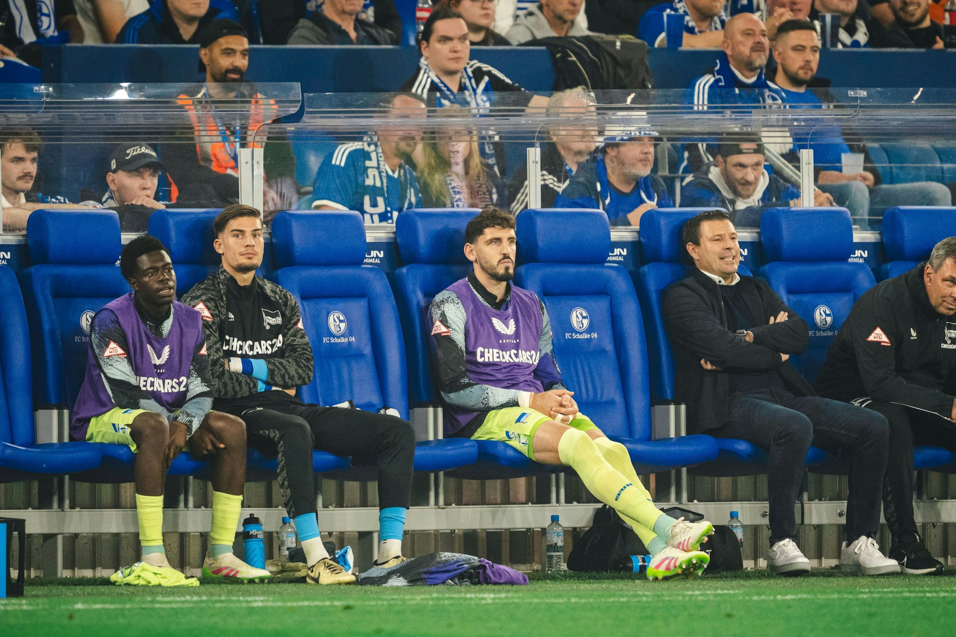 Herthas Verkaufskandidat Agustin Rogel (Mitte) saß beim 1:2 auf Schalke auf der Bank.