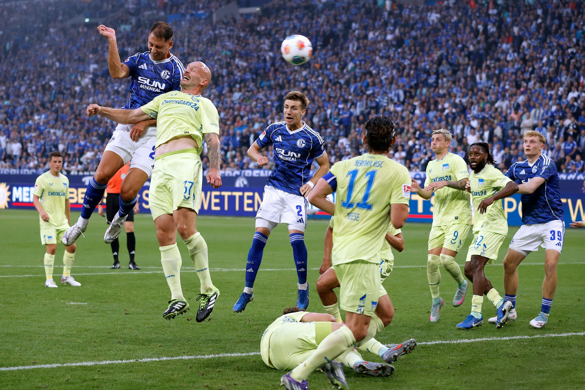 Das Tor zum 2:0 für Schalke gegen Hertha BSC hätte nicht zählen dürfen. Maurice Krattenmacher liegt am Boden, weil er vom Schalker Sanchez niedergerissen wurde.