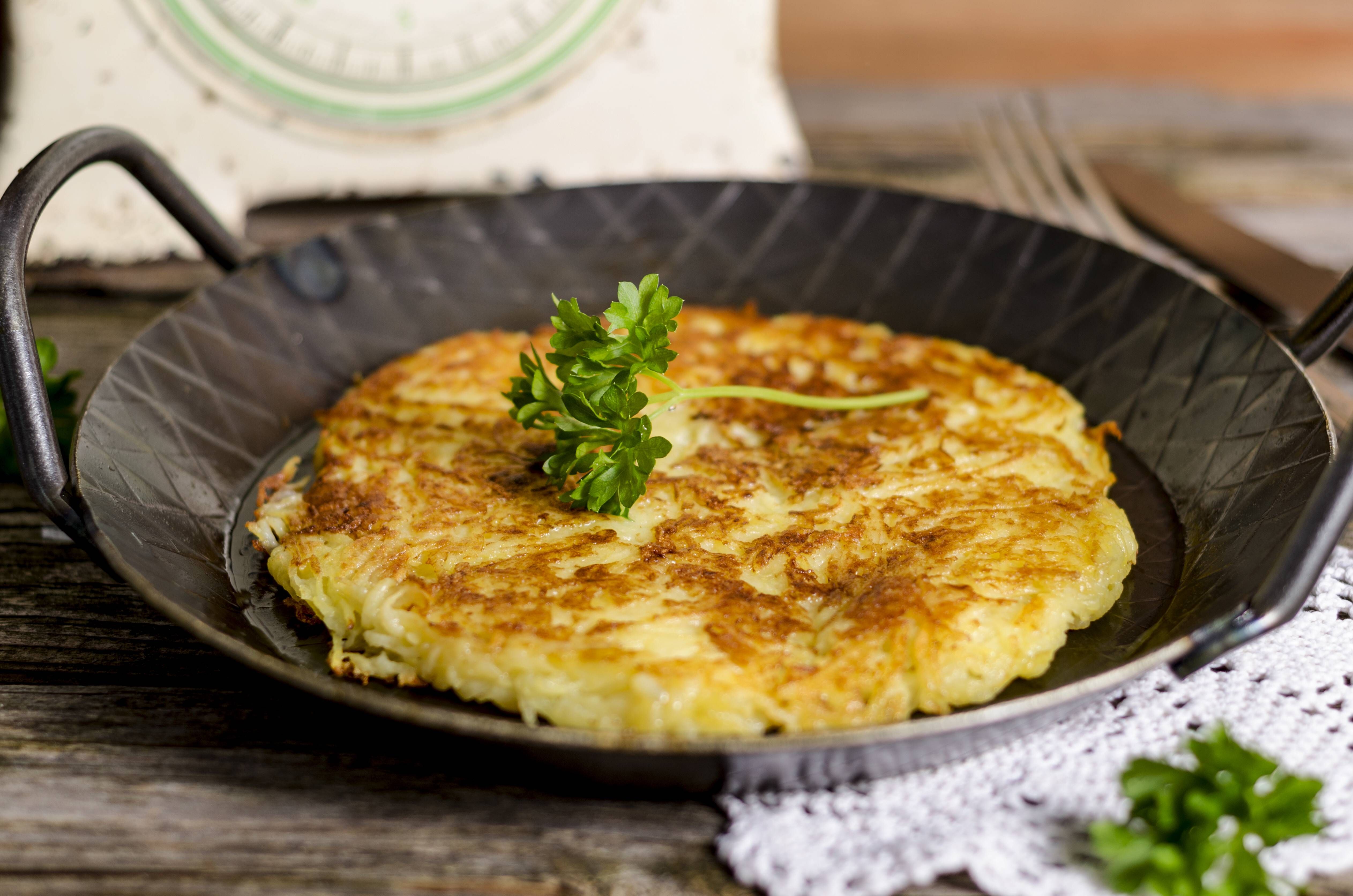 Mit Frischekick: Leckere Kartoffelrösti mit selbstgemachtem Kräuterquark