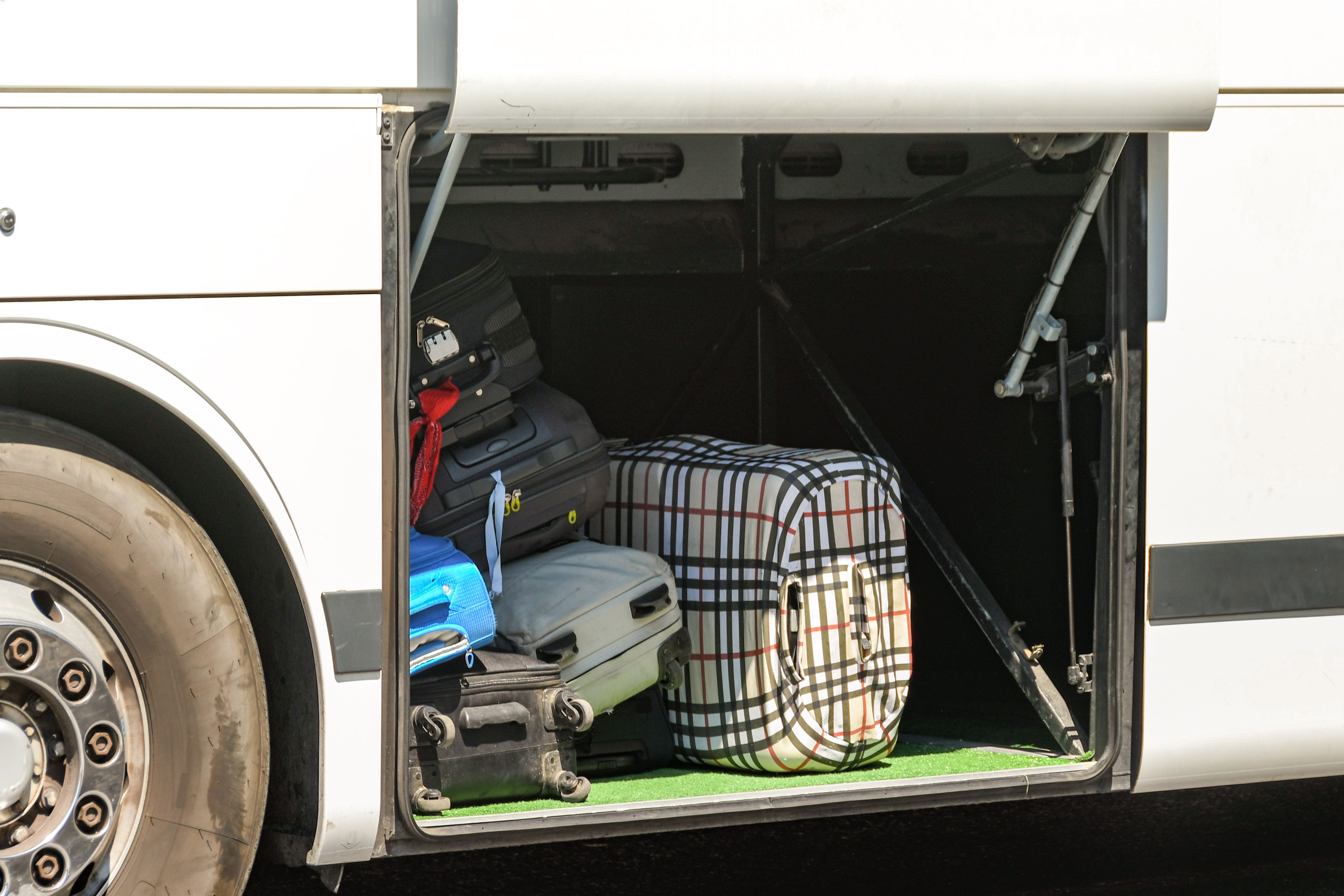 Schock-Fund! Mutter quetschte Kind (2) für Busreise in Koffer