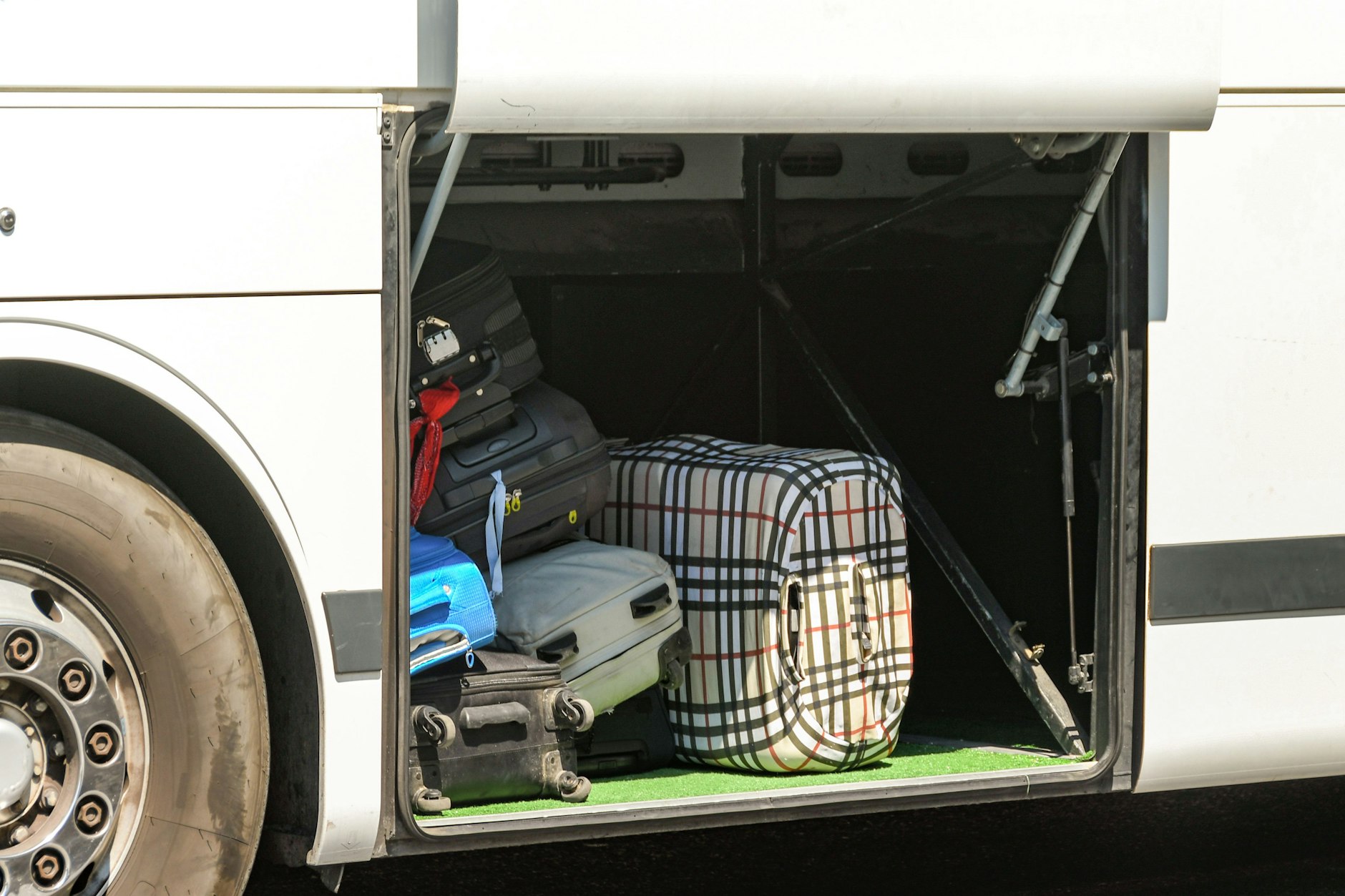 Während einer langen Busfahrt in Neuseeland steckte ein zweijähriges Mädchen in einem Koffer im Gepäckraum (Symbolfoto).