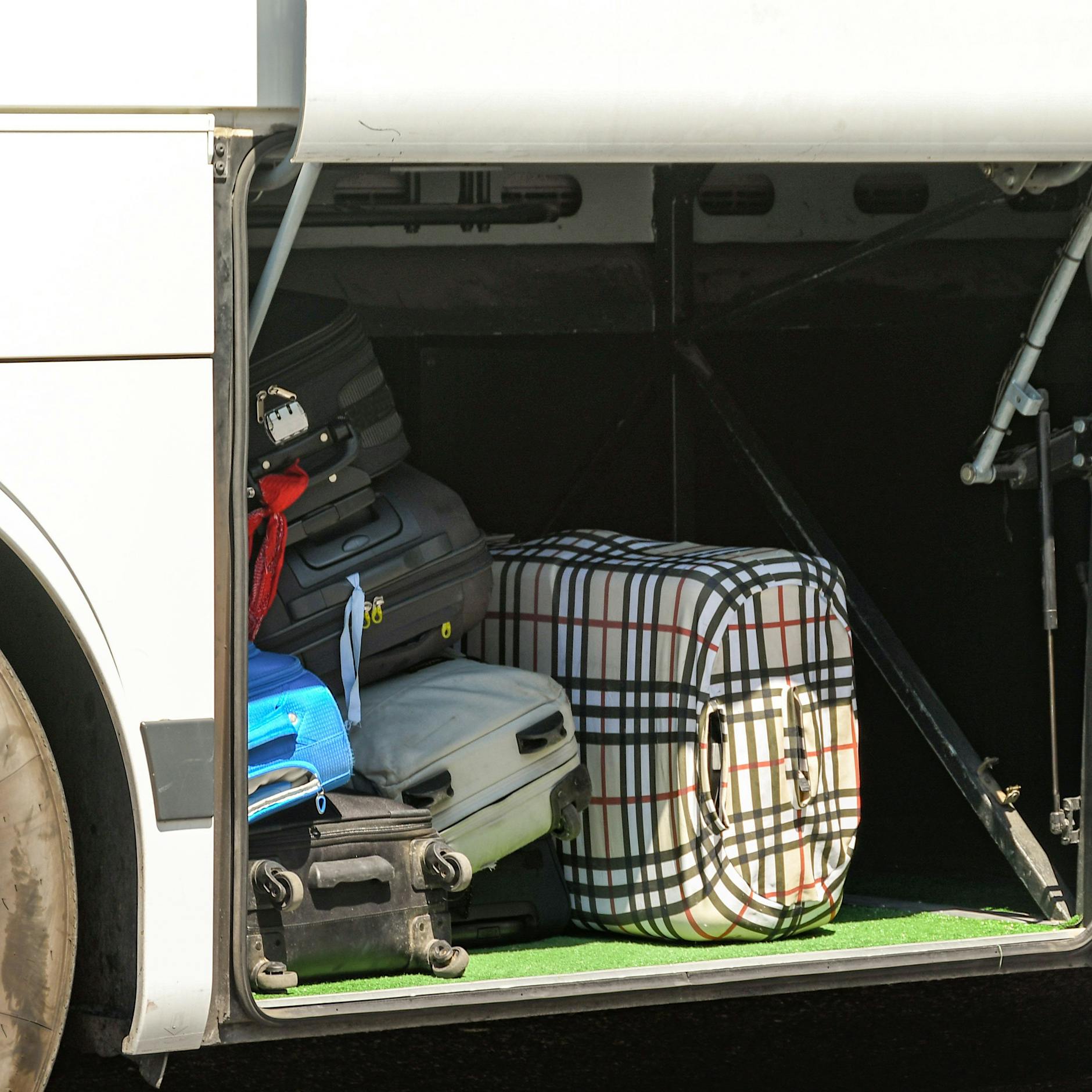 Schock-Fund! Mutter quetschte Kind (2) für Busreise in Koffer