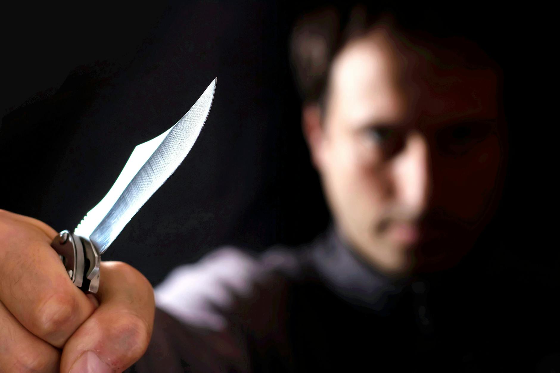 Der Psychiater Frank Urbaniok hat die polizeilichen Kriminalstatistiken Deutschlands, Österreichs und der Schweiz analysiert und warnt vor einer Gefährdung des sozialen Friedens.