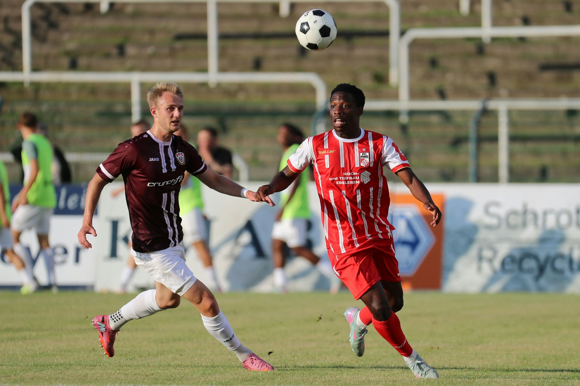Willi Reincke (l.) im Duell mit Erfurts Benjika Caciel. Er trifft auch für den BFC Dynamo gegen Rot-Weiß.