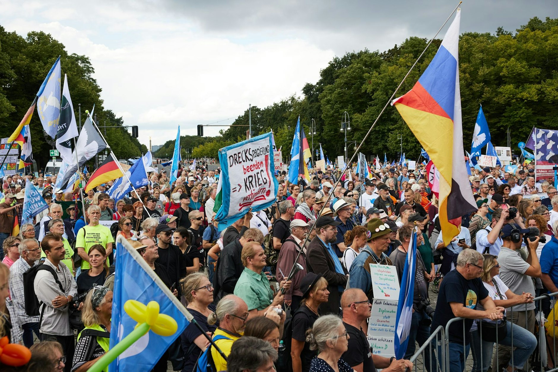 Mit einer Demonstration am Brandenburger Tor in Berlin erinnerten die Veranstalter an die große „Querdenken“-Demonstration 2020 gegen die damaligen staatlichen Maßnahmen zur Bekämpfung der Corona-Pandemie.