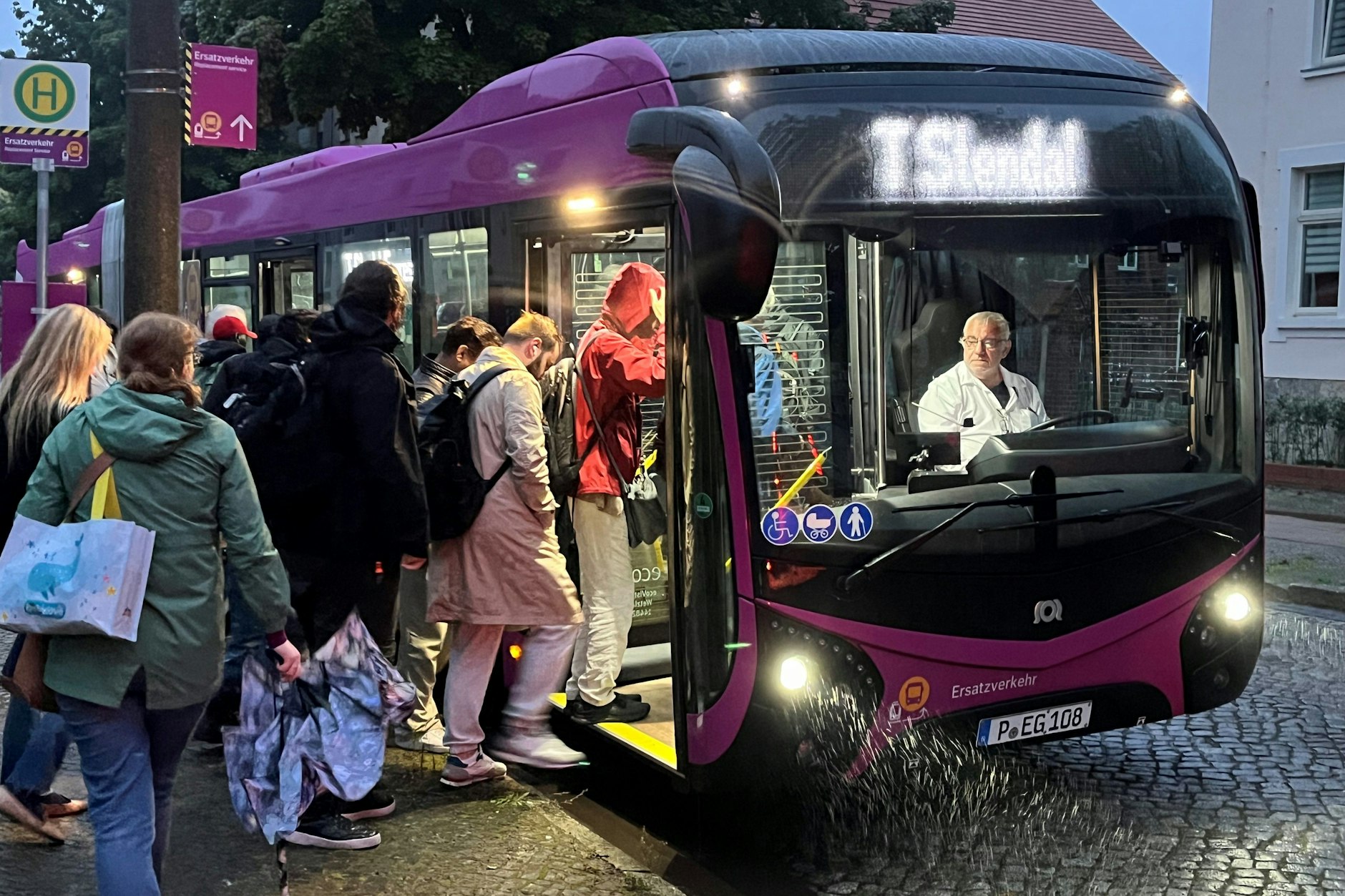 Montagmorgen, kurz vor halb sechs: Der Schienenersatzverkehr nach Stendal hält an der Bushaltestelle Wittenberge Bahnhof / Schillerstraße. Dort steigen 17 Fahrgäste ein.