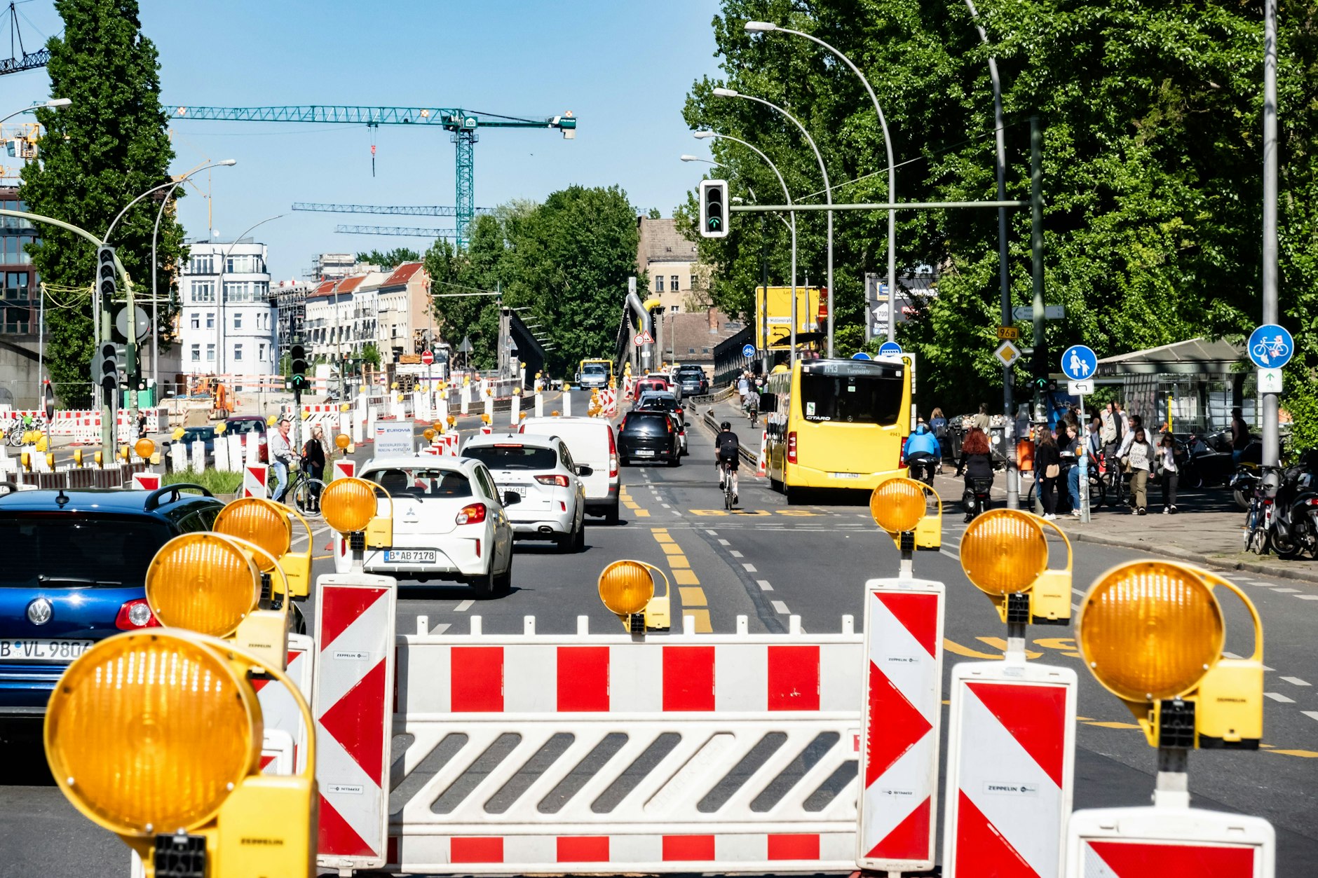 Elsenstraße und Elsenbrücke sind seit Jahren eine Dauerbaustelle: Jetzt kommt ein weiteres Stück dazu. Seit dem frühen Morgen laufen Fahrbahnsanierungsarbeiten auf der Elsenstraße in Höhe Straße Am Treptower Park.