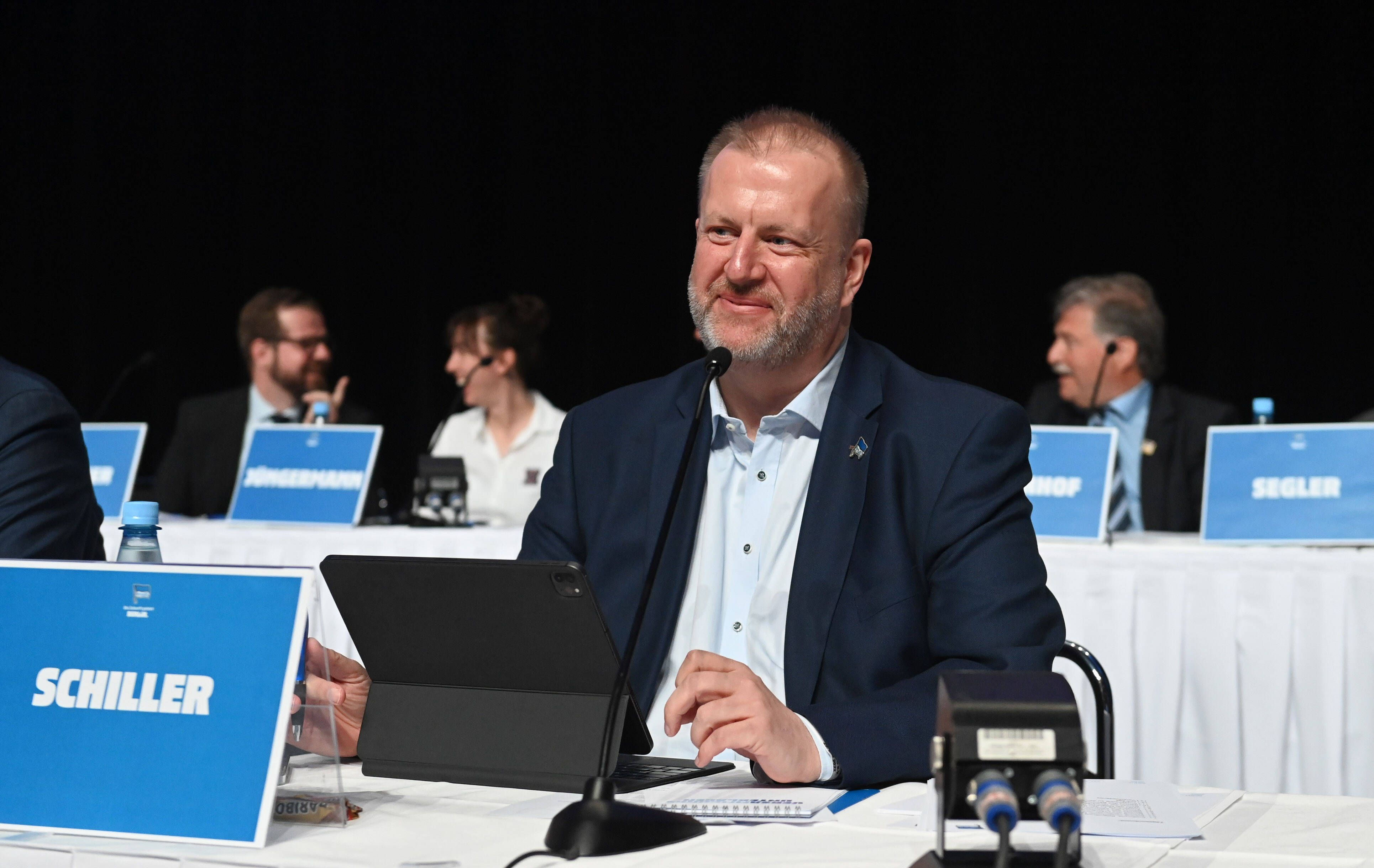 Neuer Sinn für Herthas Krisen: Ex-Boss Schiller soll Football retten!