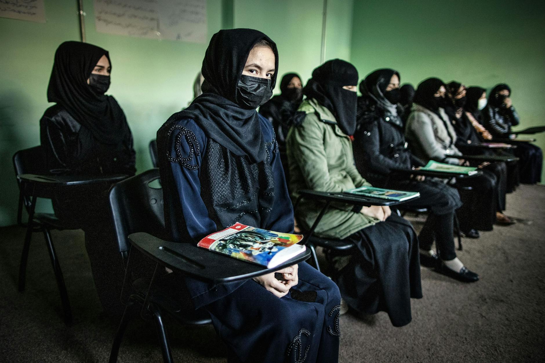 Kabul: Afghanische Frauen werden in einem Klassenraum einer Polizeikaserne zu Polizistinnen ausgebildet.