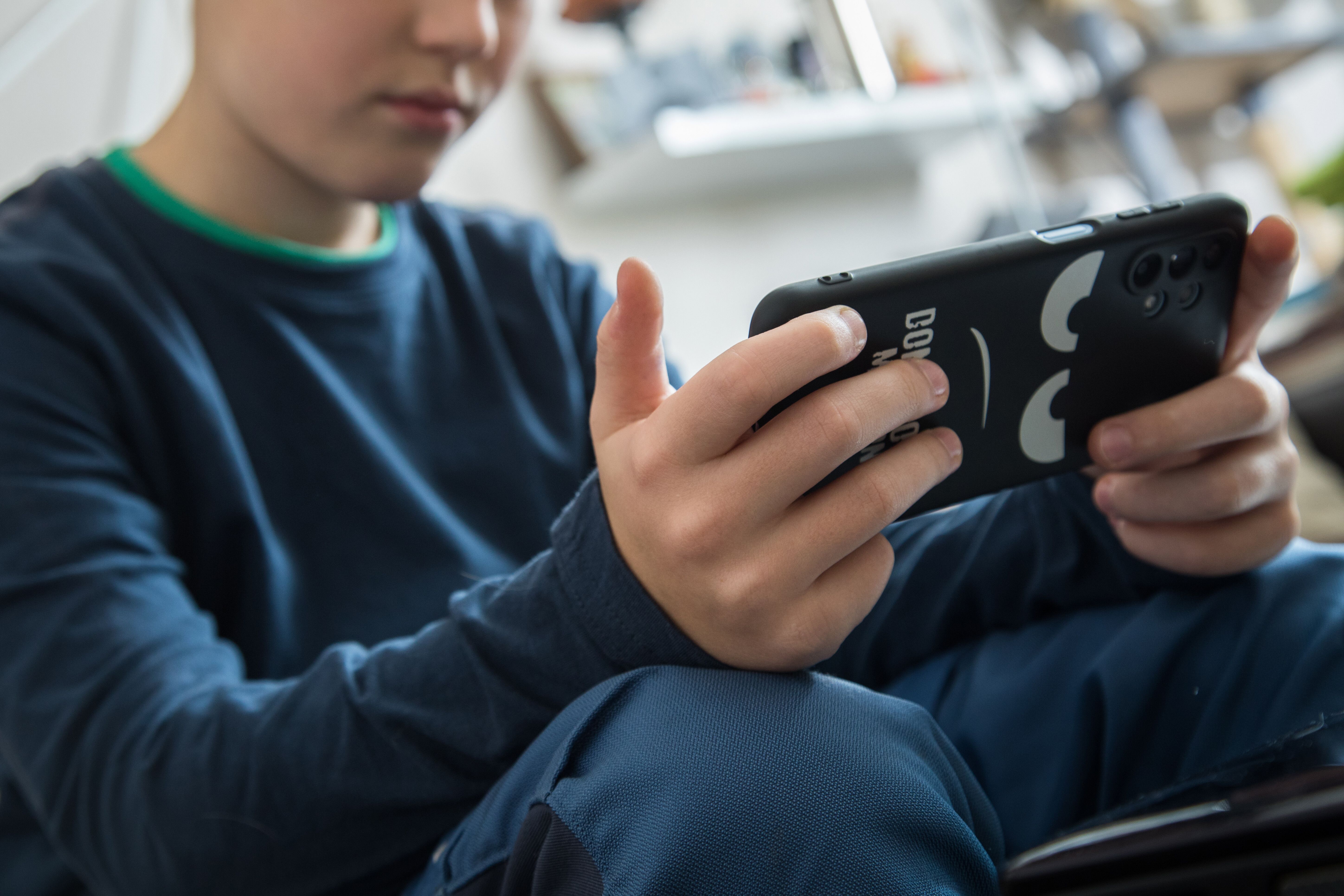 Umfrage: Ab diesem Alter haben die meisten Kinder in Deutschland ein Handy