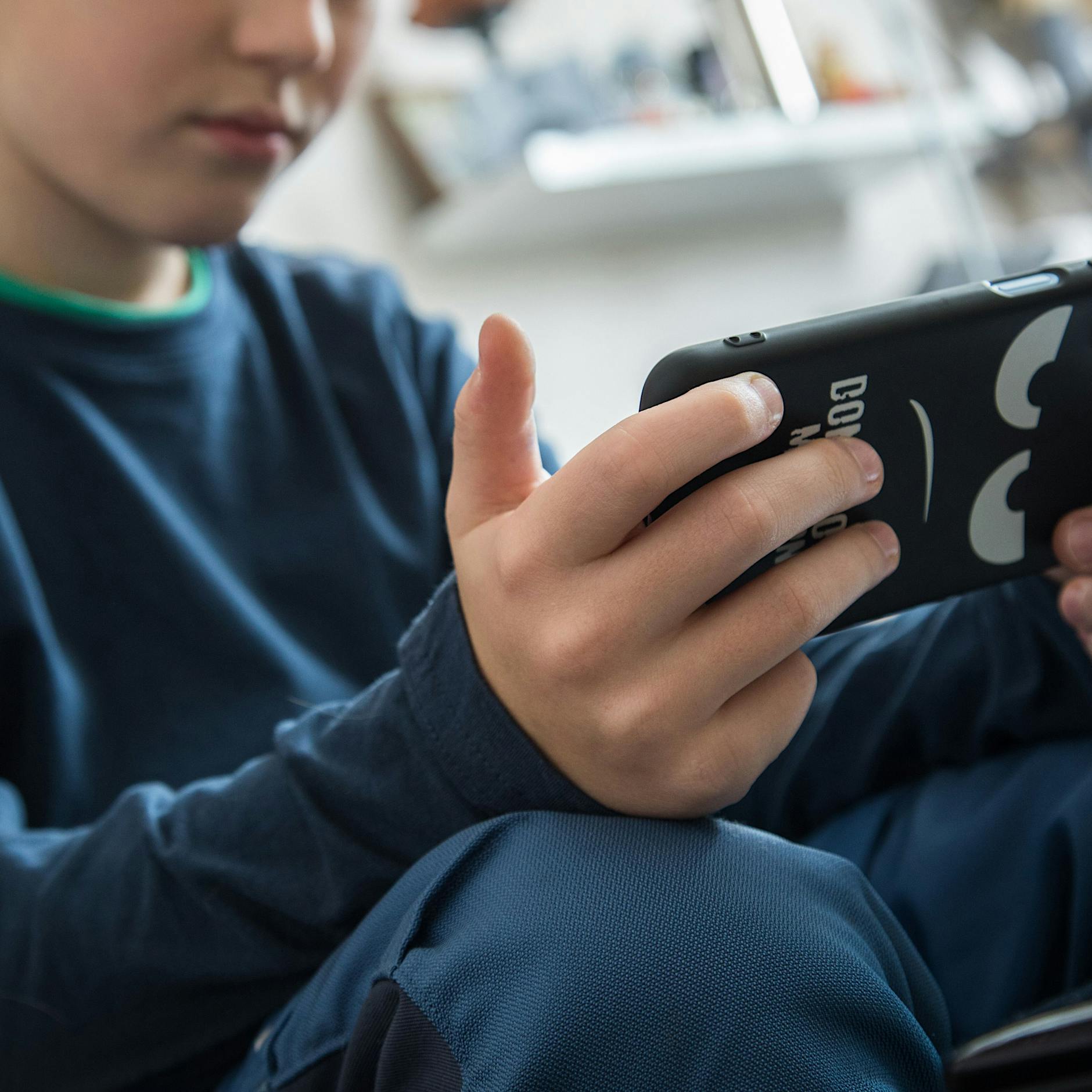 Umfrage: Ab diesem Alter haben die meisten Kinder in Deutschland ein Handy