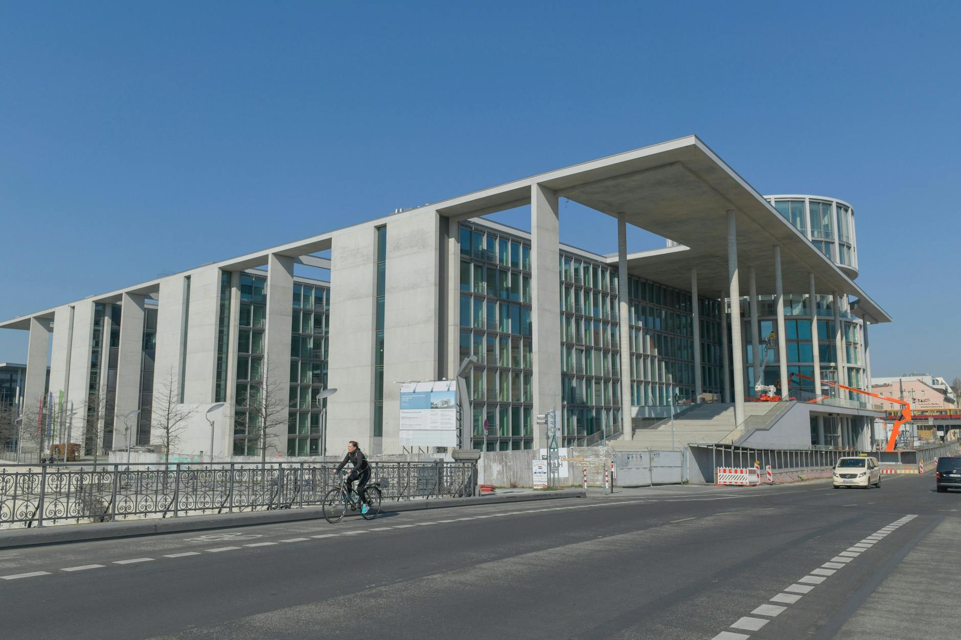 Das Marie-Elisabeth-Lüders-Haus nähert sich nach zahlreichen Bauverzögerungen und explodierenden Baukosten der Fertigstellung. Kritiker bezeichnen den Prestigebau bereits als „BER 2.0“.