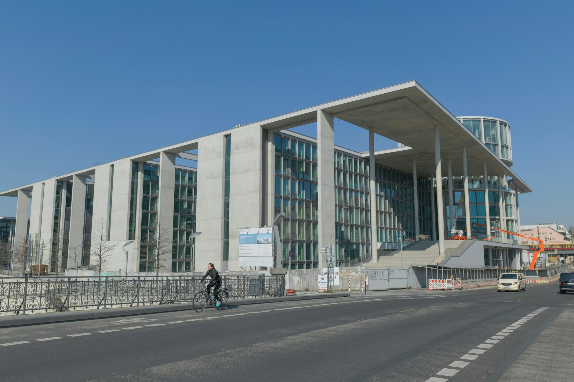 Das Marie-Elisabeth-Lüders-Haus nähert sich nach zahlreichen Bauverzögerungen und explodierenden Baukosten der Fertigstellung. Kritiker bezeichnen den Prestigebau bereits als „BER 2.0“.