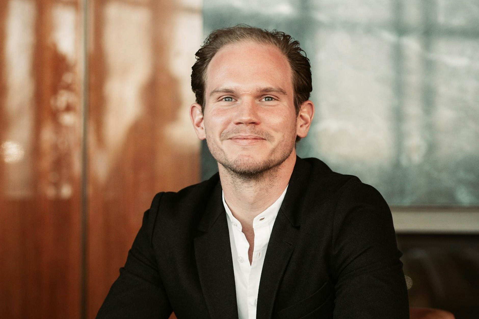 Robin Binder ist Chef des Berliner Fintechs Nao. Im Jahr 2020 gründete er die Plattform. Hauptsitz ist Berlin, dort sitzt das Team mit 16 Mitarbeitern. Entwickler sitzen in Kairo und Warschau.