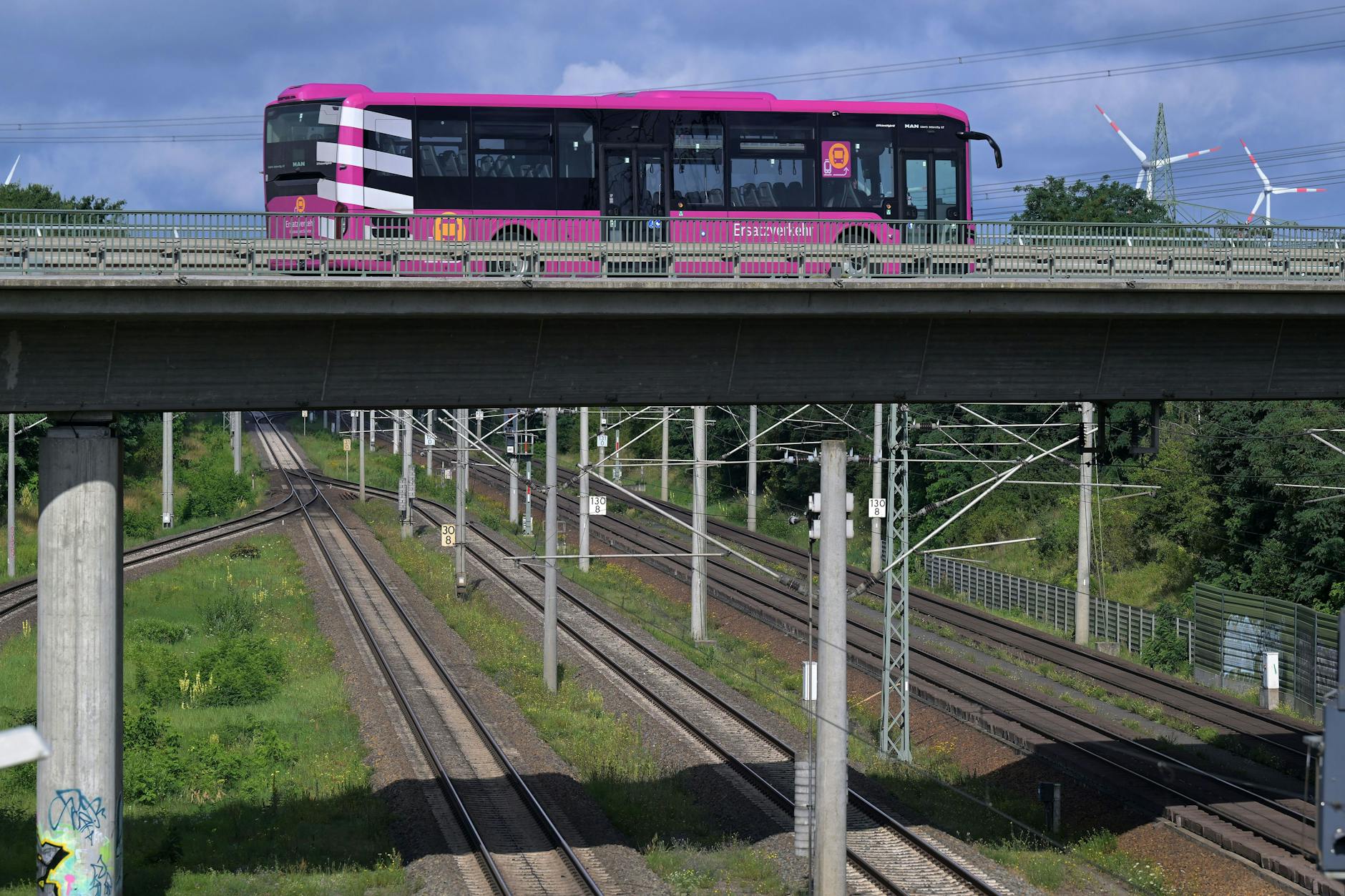 Bus statt Bahn: Bei Wustermark im Landkreis Havelland westlich von Berlin überquert ein Bus des Schienenersatzverkehrs (SEV) eine Bahnstrecke. Die Hamburger Bahn ist bis Mai 2026 gesperrt.