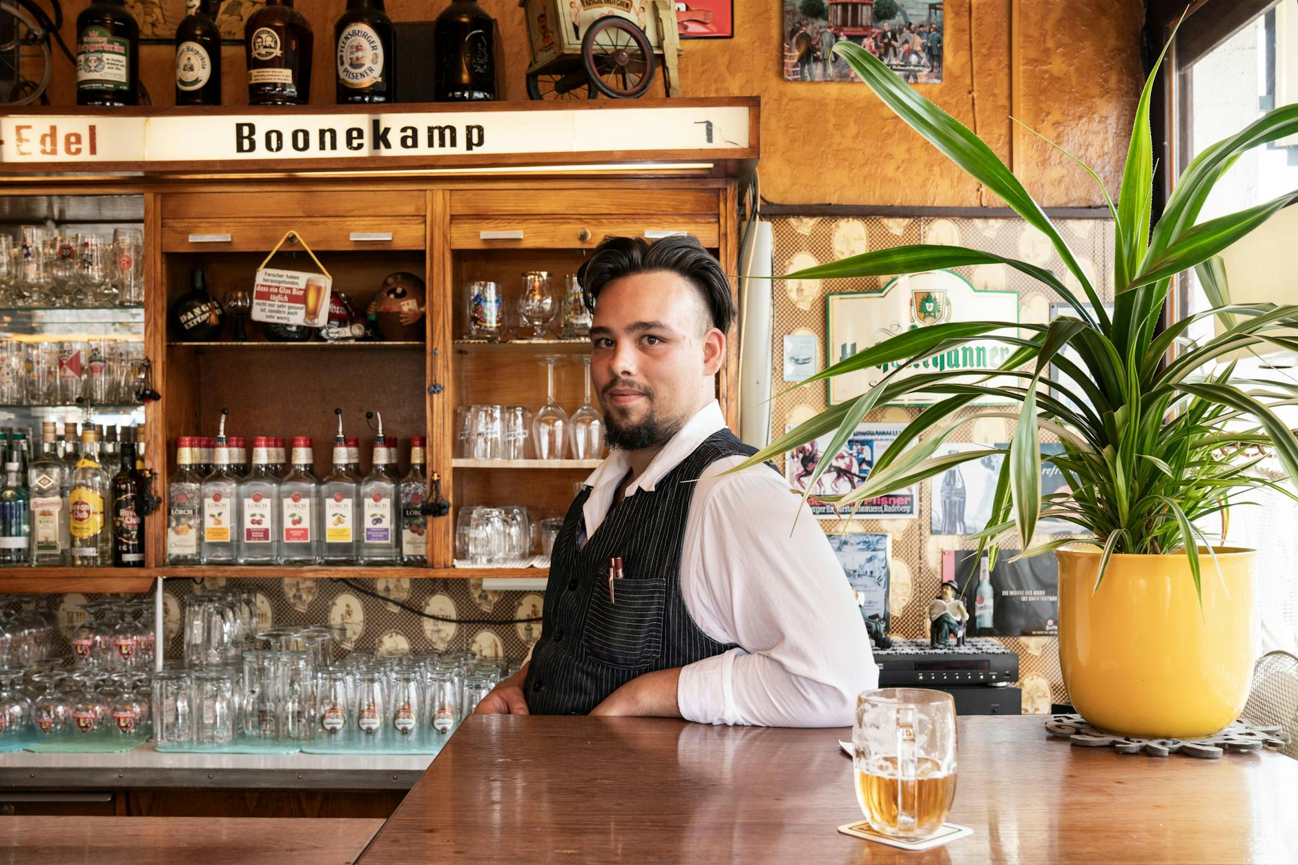 Tim Brandenburger in seiner Eckkneipe Willy Bresch in Prenzlauer Berg