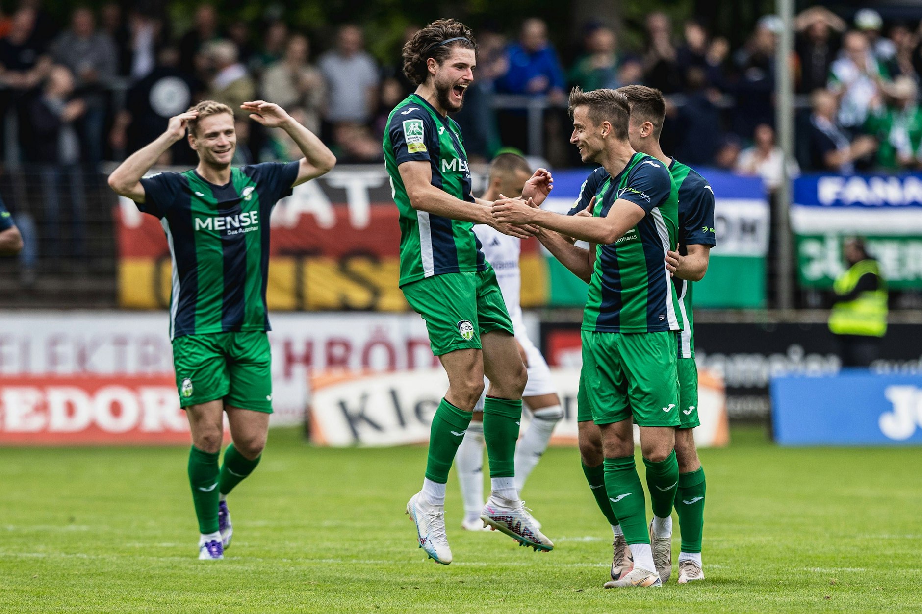 Völlig losgelöst: Der FC Gütersloh trifft vor dem Pokalduell gegen den 1. FC Union, wie er will. Stürmer Patrik Twardzik (r.) traf sogar dreifach und traumhaft.