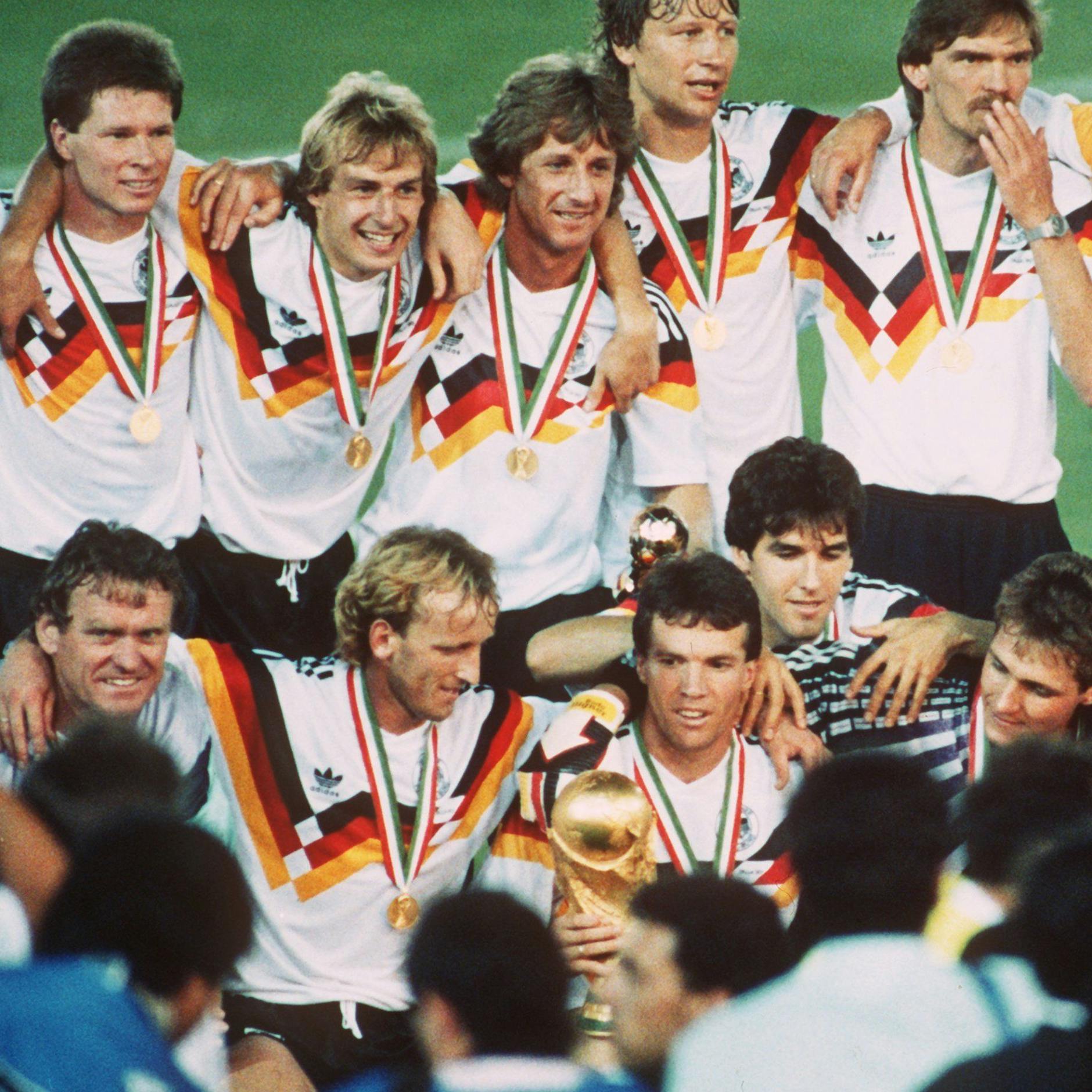 Image - Er wurde 1990 Weltmeister: Fußball trauert um Frank Mill (†67)
