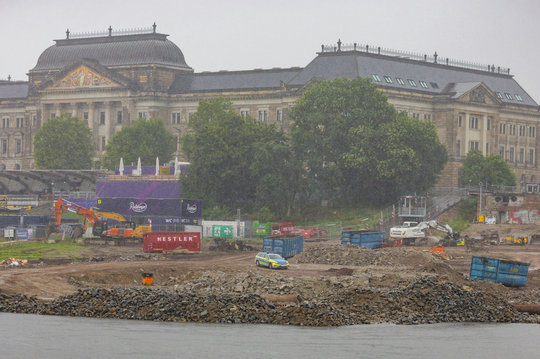 Auf der Baustelle der abgerissenen Carolabrücke in Dresden ist erneut ein Fliegerbombe aus dem Zweiten Weltkrieg gefunden worden.