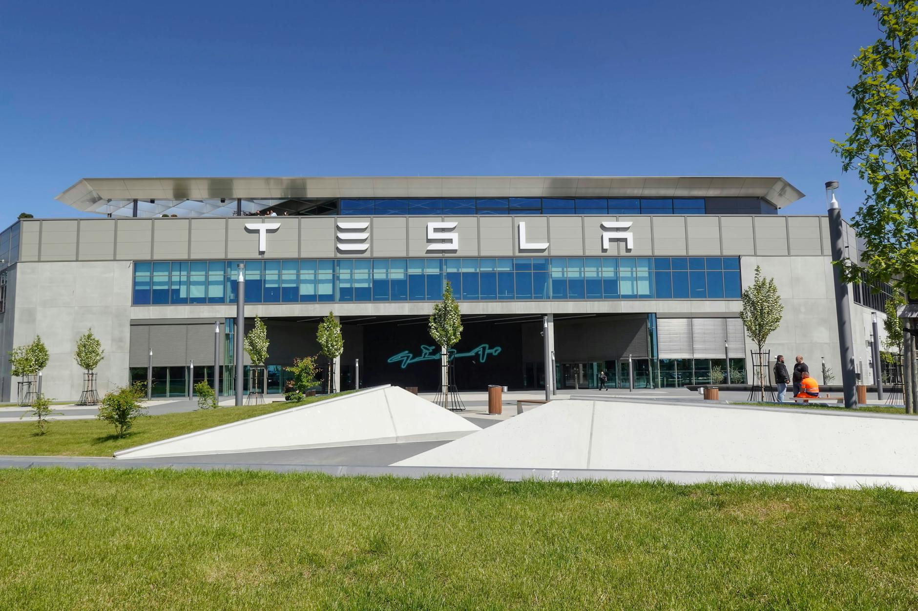 Die Tesla-Fabrik in Grünheide, Europas einzige Gigafactory, sorgt wegen schwacher Verkaufszahlen und voller Lager für neue Fragen zur Zukunft des Standorts.